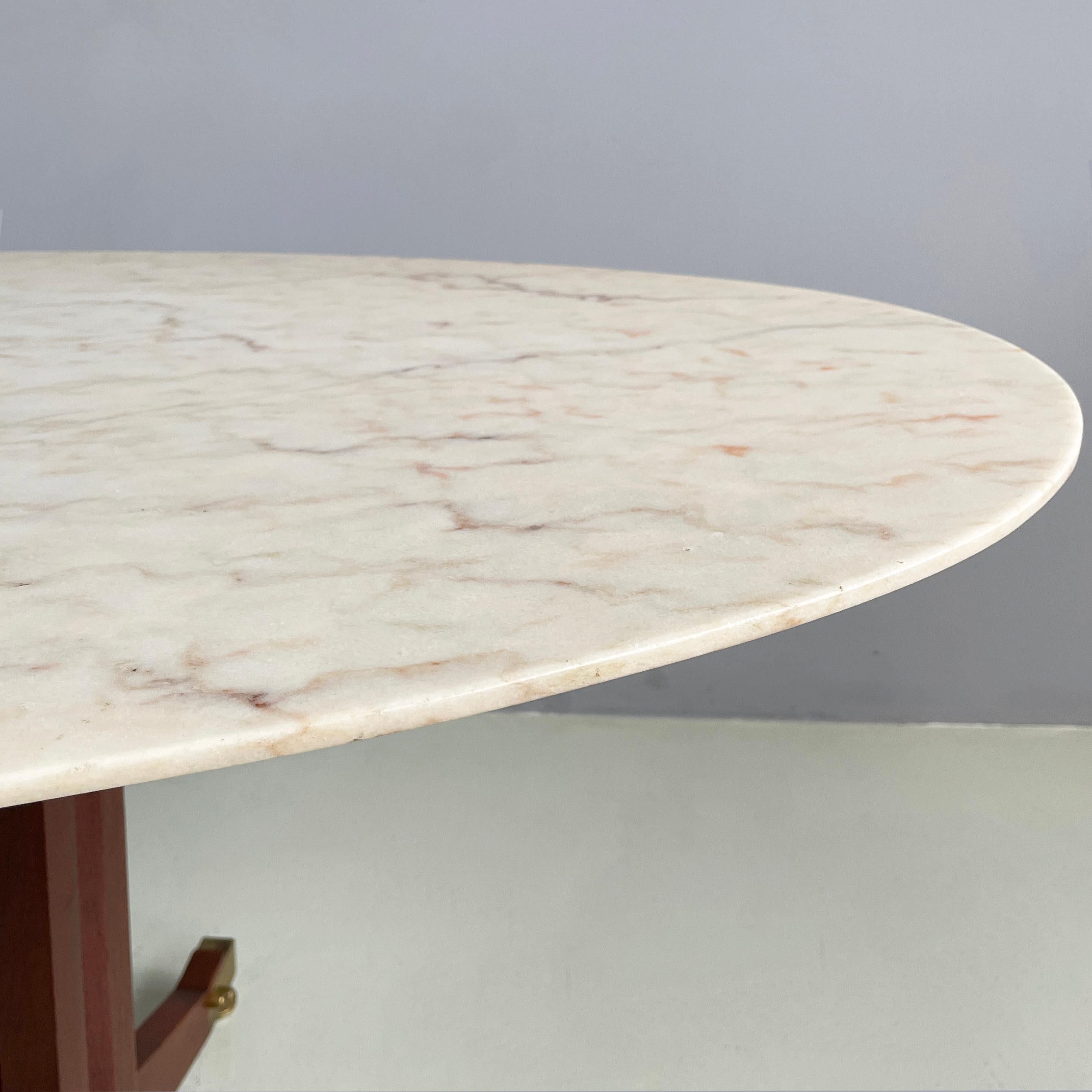 Table de salle à manger italienne du milieu du siècle en marbre, bois et laiton, années 1960 en vente 3