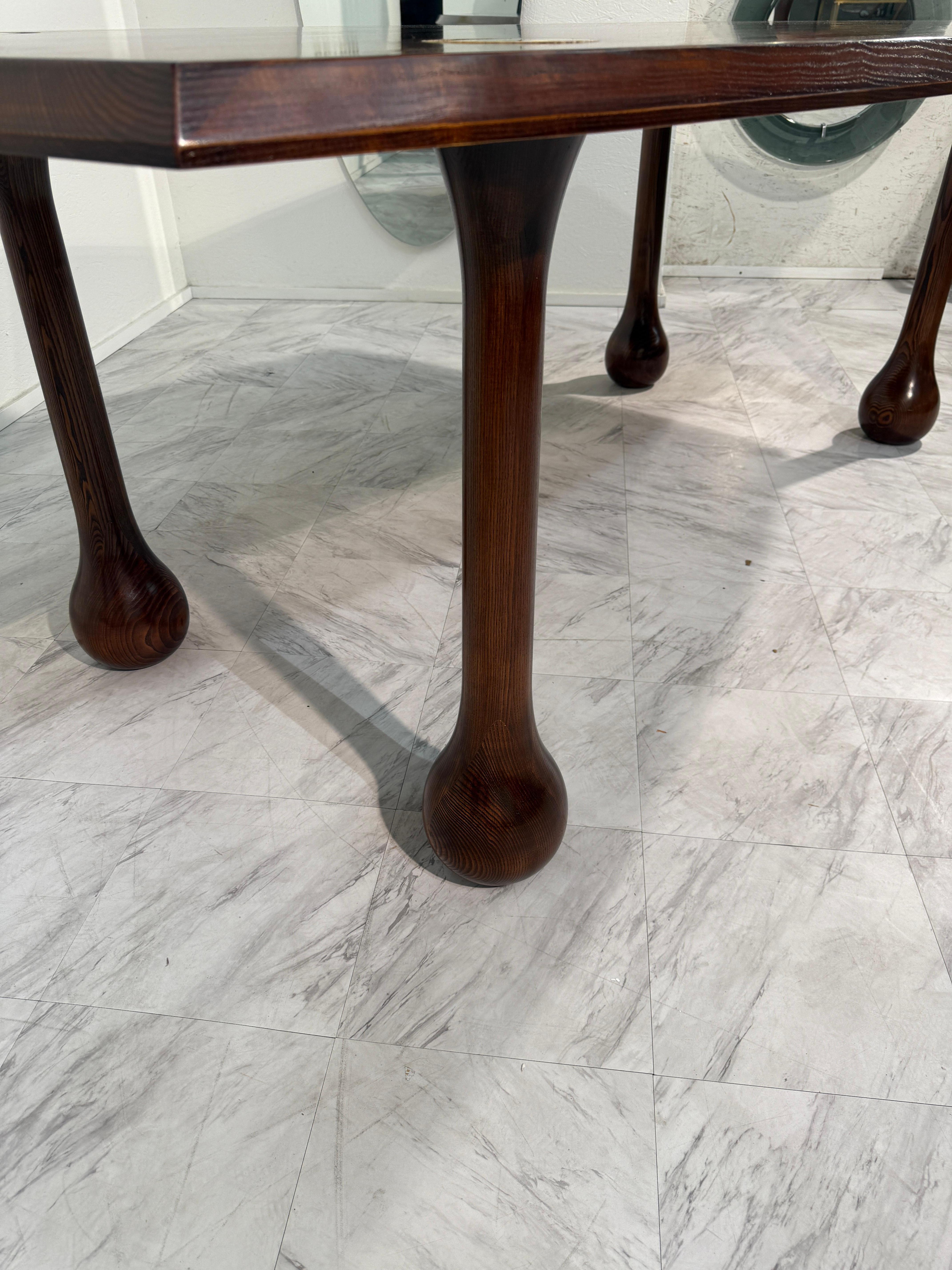 Legno Tavolo da pranzo italiano del Mid-Century Modern in frassino tinto con intarsi in ottone in vendita