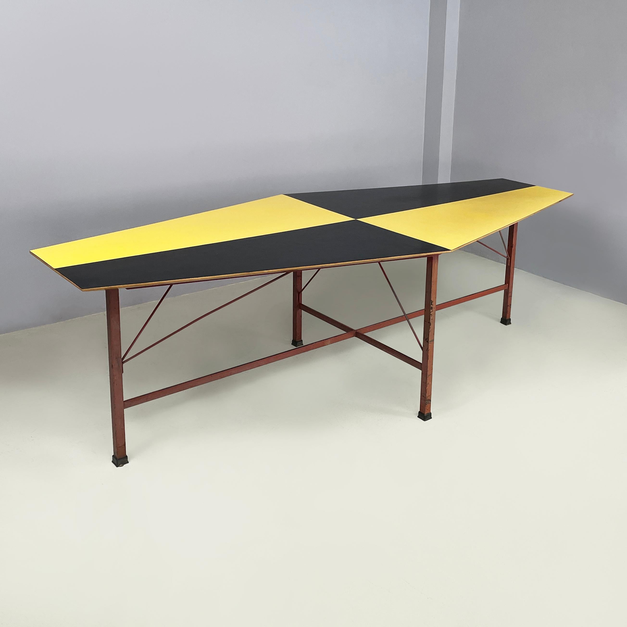 Table de salle à manger italienne du milieu du siècle dernier en bois, formica et fer, années 1950
Table de salle à manger avec plateau géométrique en bois et formica. La partie supérieure présente un motif en damier, coloré en jaune et noir. Les