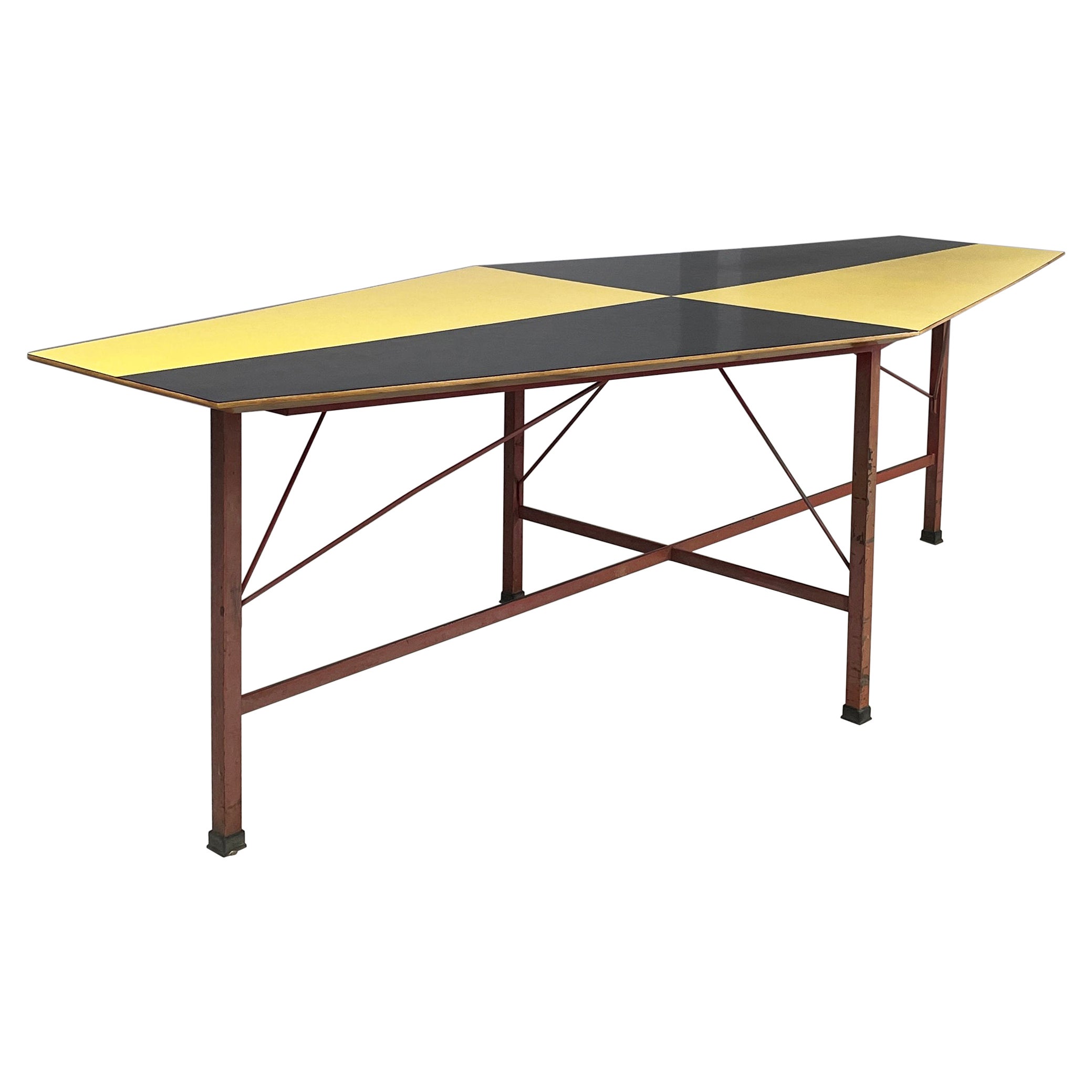 Table de salle à manger italienne du milieu du siècle dernier en bois, formica et fer, années 1950 en vente