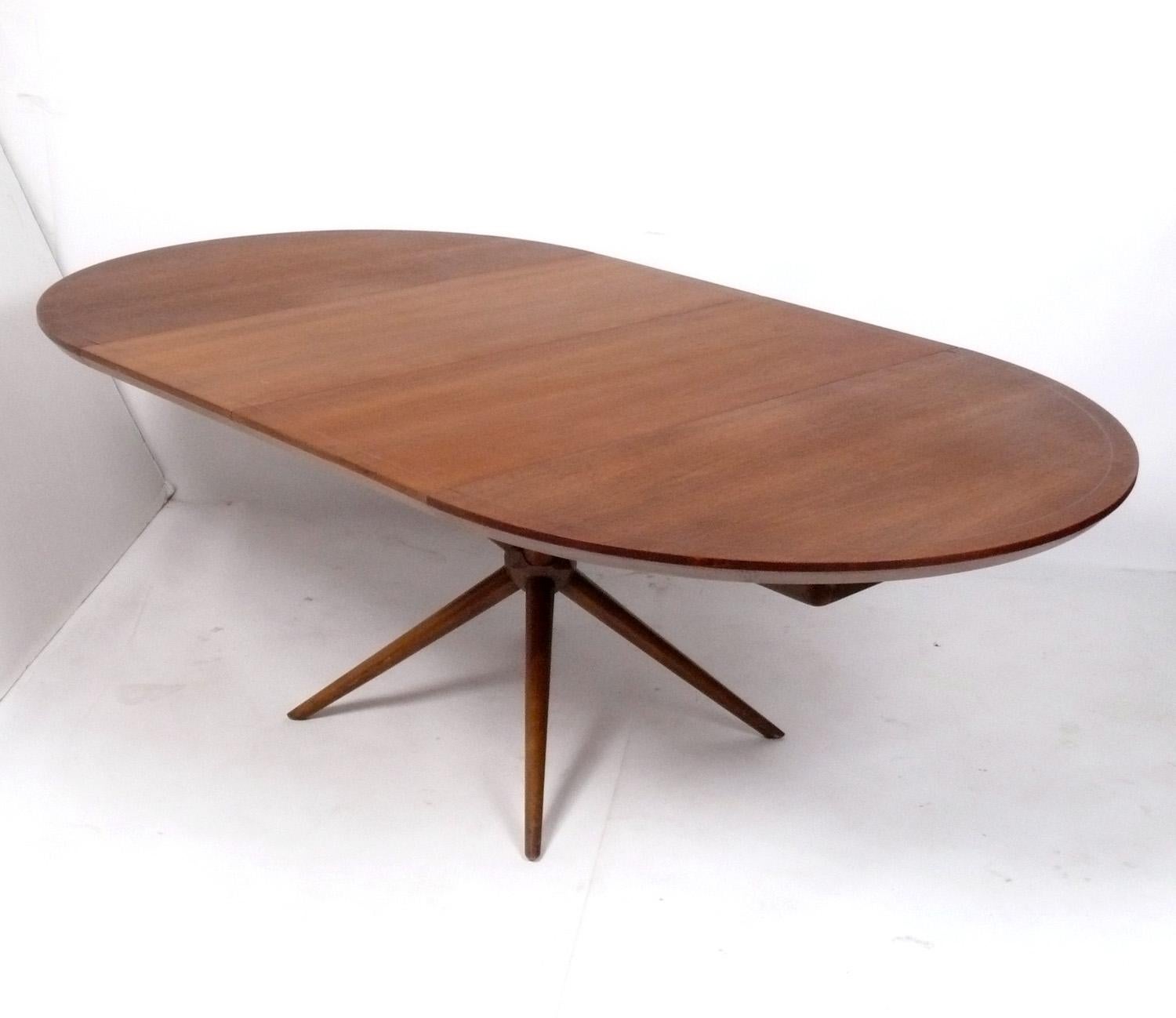 Table de salle à manger italienne sculpturale, attribuée à Ico Parisi, Italie, vers les années 1950. Cette table s'agrandit, passant d'une forme ronde de 47,75 pouces, permettant d'accueillir quatre personnes, à une forme ovale permettant