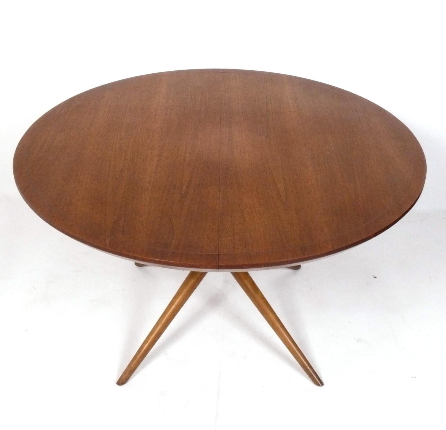 Mid-Century Modern Table de salle à manger italienne mi-siècle moderne, sièges 4 à 8 personnes, réfini votre choix de couleur en vente