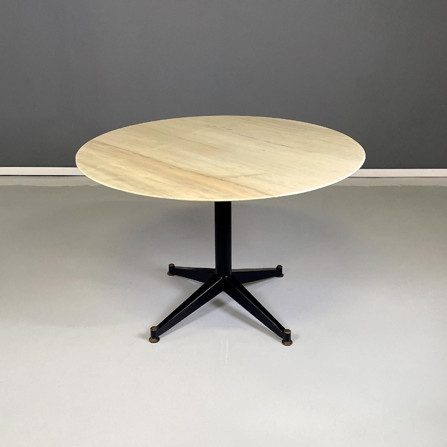 Italian mid-century modern dining table with Pink Portugal marble top, 1950s
Dining table with round top in Pink Portugal marble. The structure is in black painted metal, it is composed of a central stem and four spokes that end with a round brass