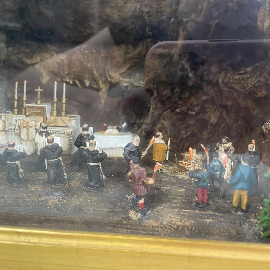 Scatola diorama italiana di metà secolo moderno con scena di celebrazione religiosa, anni '50 in vendita 6