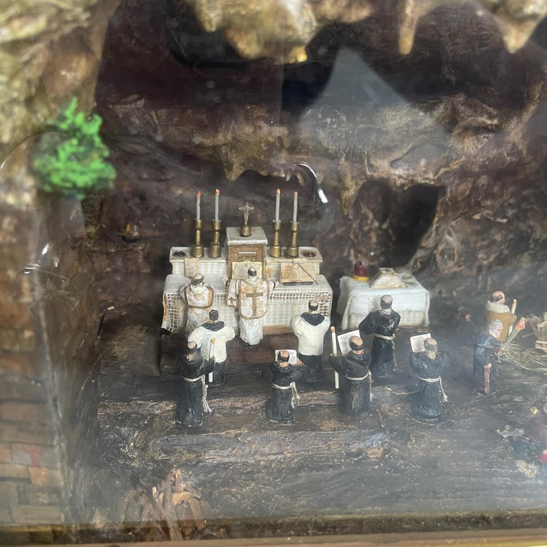 Scatola diorama italiana di metà secolo moderno con scena di celebrazione religiosa, anni '50 in vendita 7