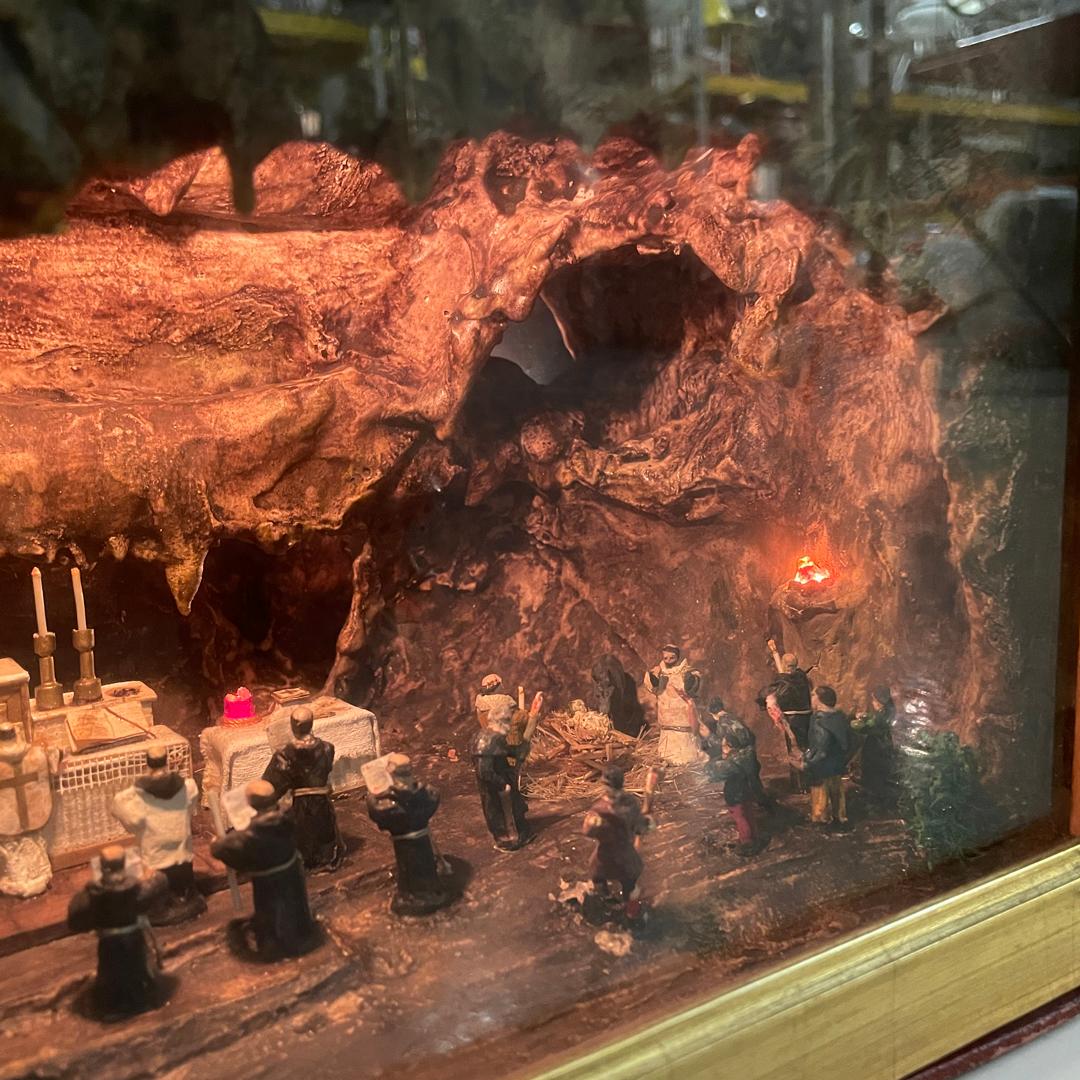 Scatola diorama italiana di metà secolo moderno con scena di celebrazione religiosa, anni '50 in vendita 8