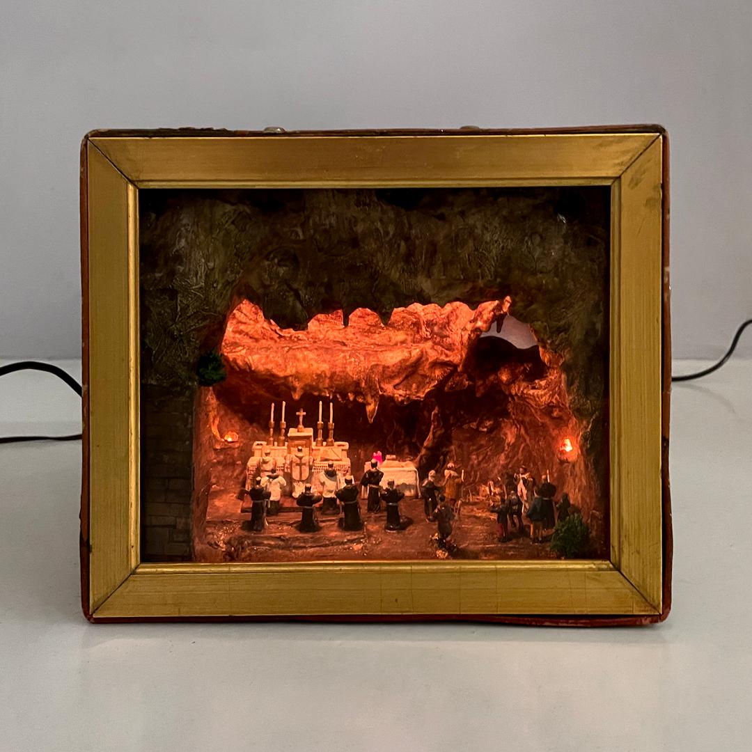 Scatola diorama italiana di metà secolo moderno con scena di celebrazione religiosa, anni '50
Scatola diorama cubica che rappresenta una scena cerimoniale cristiana. L'esterno della scatola è rivestito in cartone marrone, la parte anteriore della