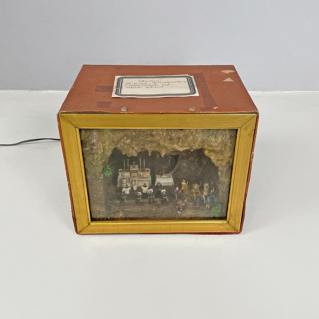 Scatola diorama italiana di metà secolo moderno con scena di celebrazione religiosa, anni '50 in vendita 1