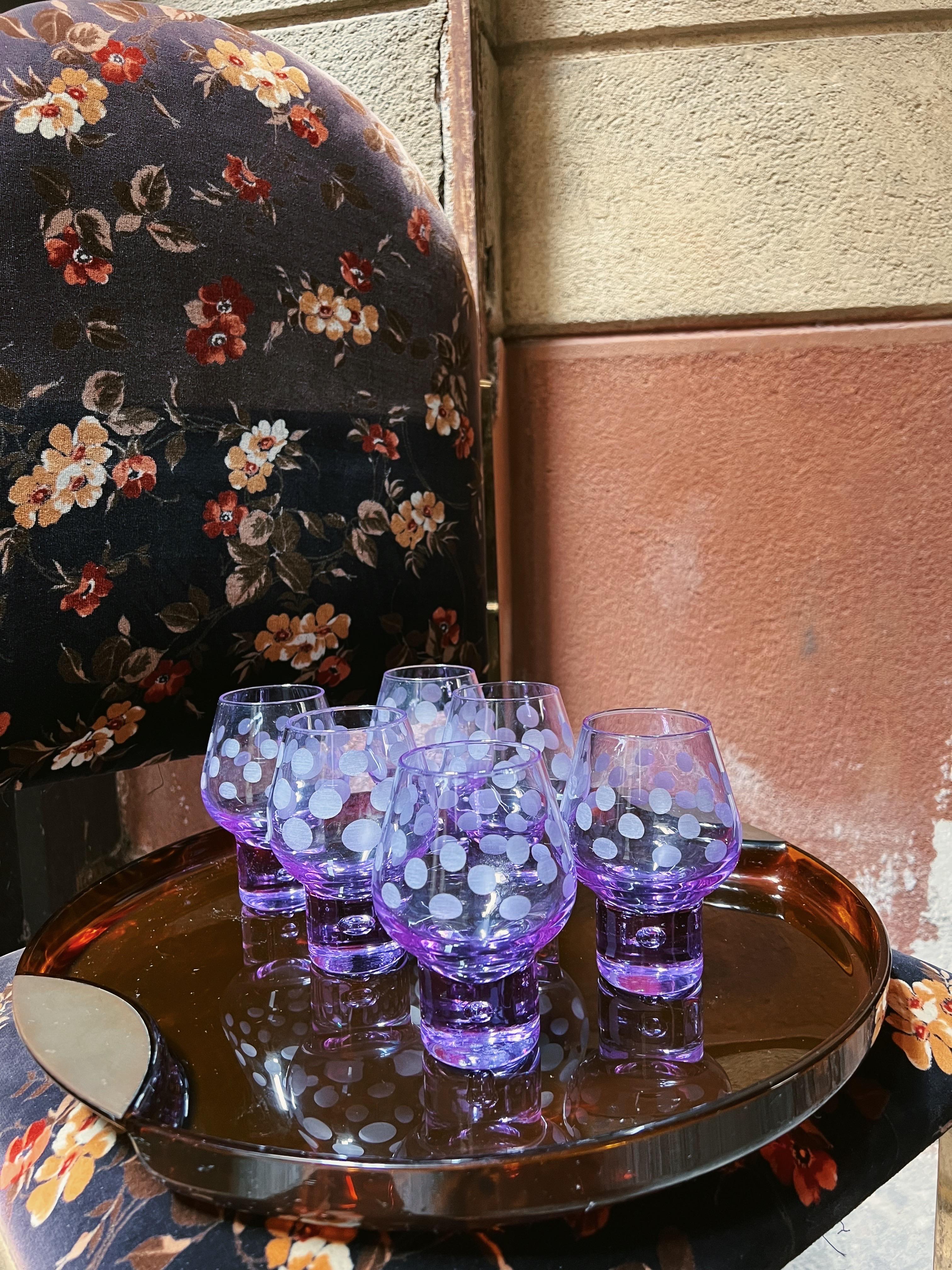 Enhance your beverage experience with this exquisite collection of six drink glasses, crafted in the stylish and elegant fashion of the 1970s. Meticulously produced by the renowned Italian artisan, Arnolfo di Cambio, these glasses showcase a
