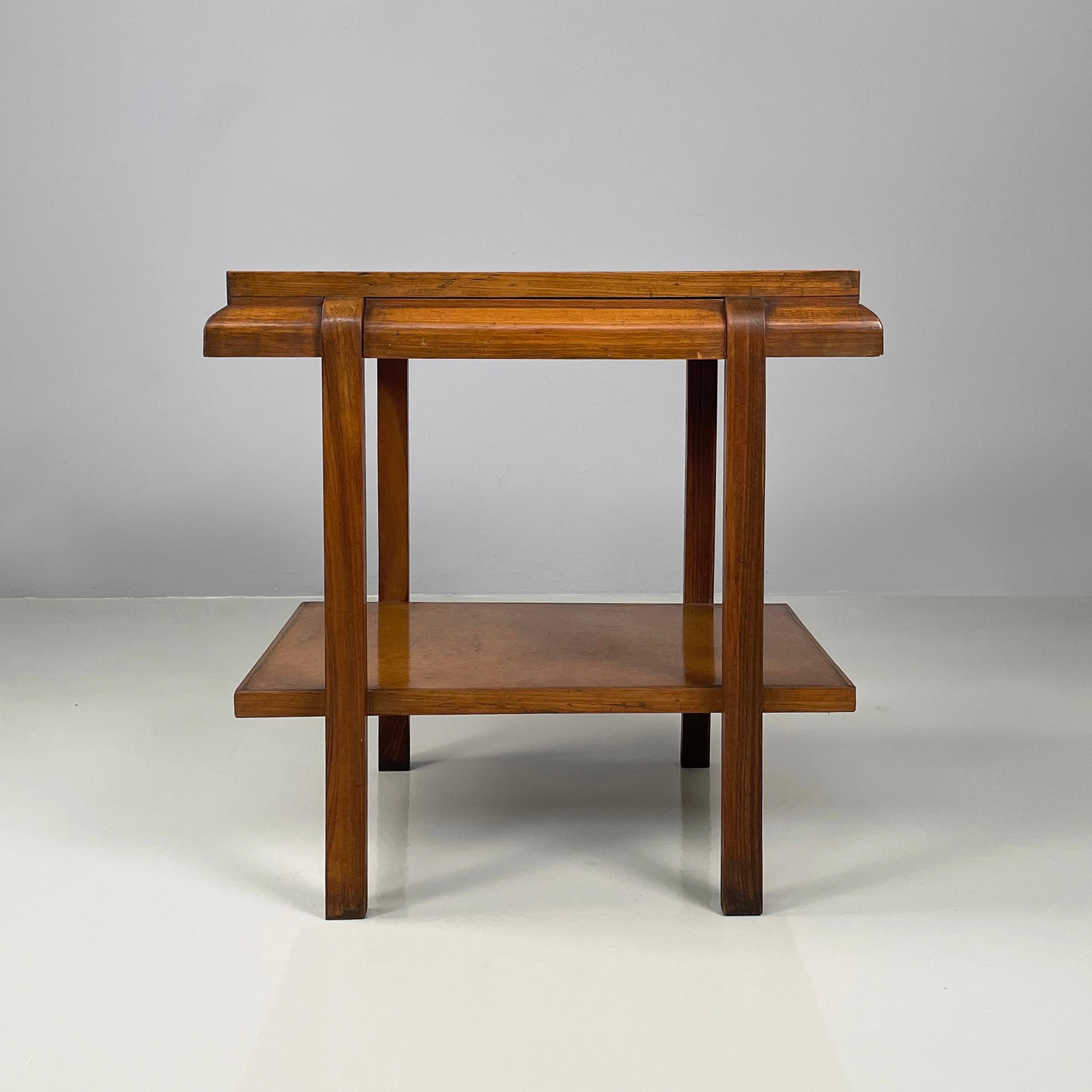Italienischer Couchtisch mit doppeltem Regal aus Buchsbaum und Holz aus der Mitte des Jahrhunderts, 1930-1940
Couchtisch mit doppelter rechteckiger Ablagefläche, ganz aus Holz, mit Buxus (Papierderivat) bezogen. Das obere Regal ist freitragend und