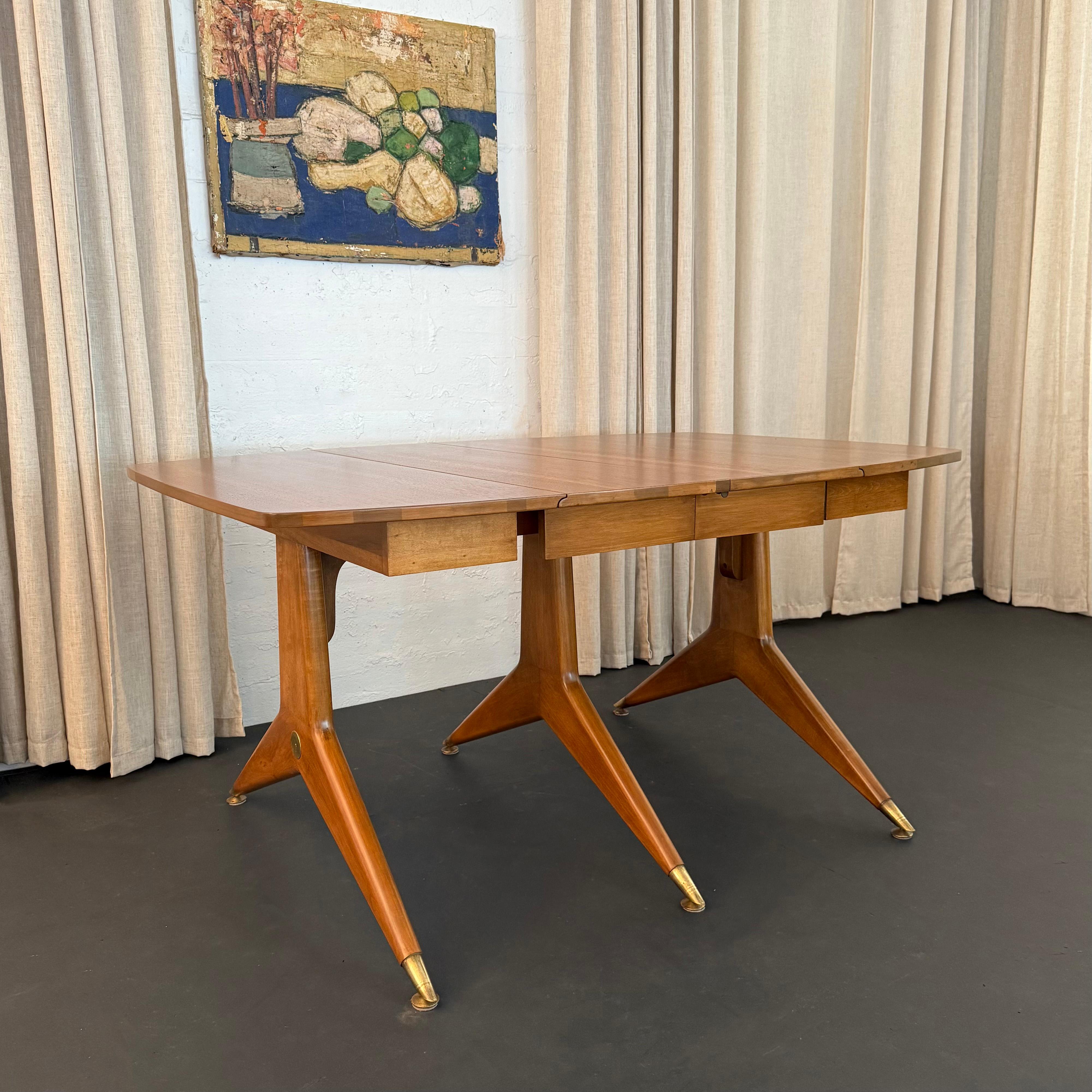 Esta impresionante mesa de comedor italiana de nogal de mediados de siglo es de estilo y se atribuye al emblemático arquitecto y diseñador italiano Gio Ponti. La parte superior rectangular ahusada presenta bordes suaves que contrastan con los tres