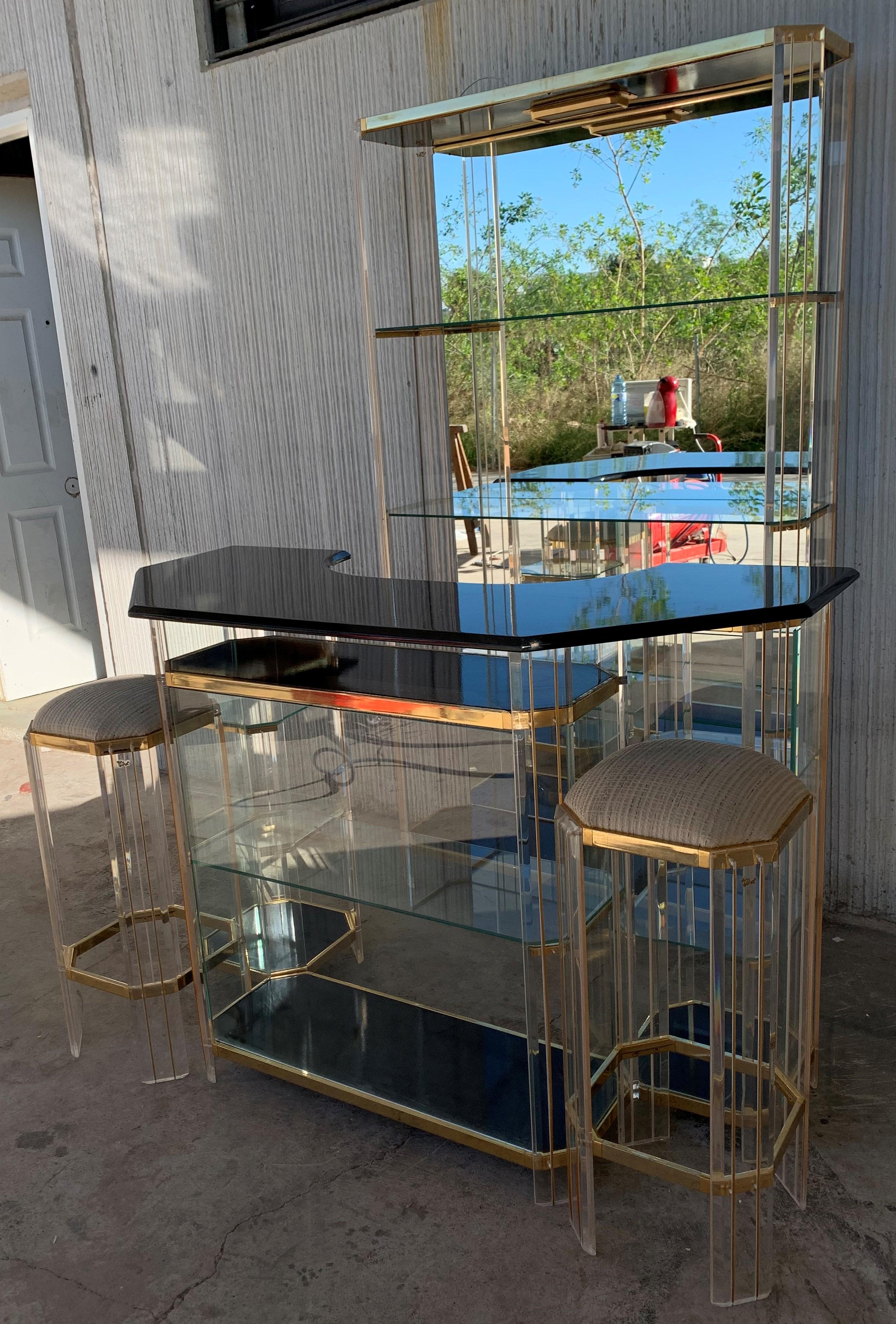 About
Very nice quality Mid-Century Modern design bar with two columns in both sides.
The top is made of ebonized wood.
Includes a pair of matching signed stools and étagère with light

Stools measurements:
12.40 in x 12.40 in

Étagère