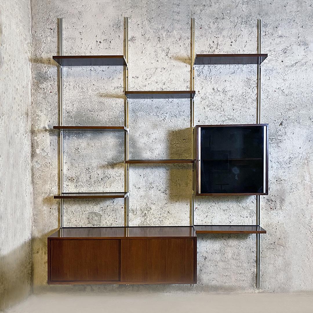 Italian Mid-Century Modern aluminum, solid wood and smoked glass E22 model wall bookcase, designed by Osvaldo Borsani for Tecno in 1960s.
Wall bookcase model E22 with aluminum uprights, with rails whose internal closure is for the supports
