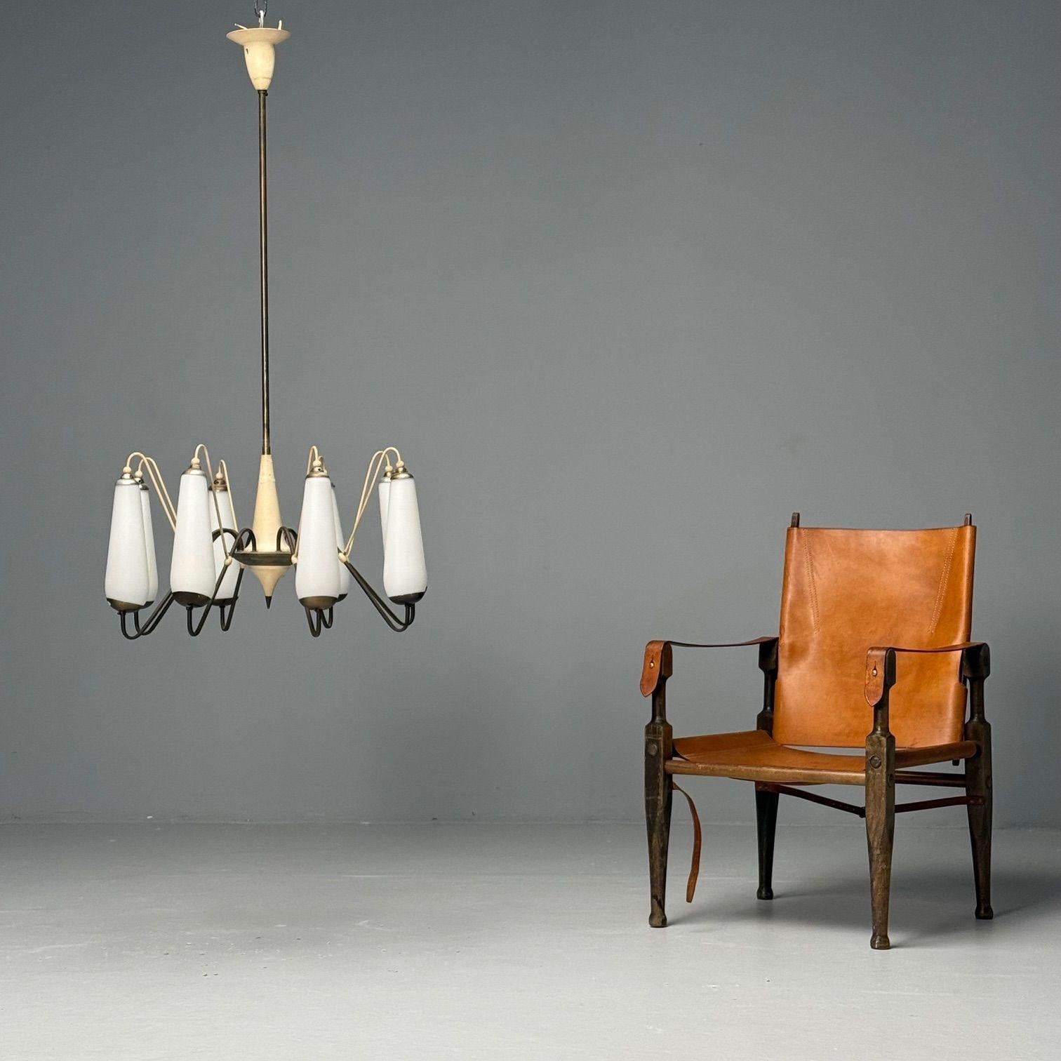 Lustre à huit lumières en laiton, métal et verre opalin de style italien du milieu du siècle dernier

Ce superbe lustre italien moderne comporte huit lumières élégamment disposées avec de longs abat-jours en verre opalin de forme organique qui