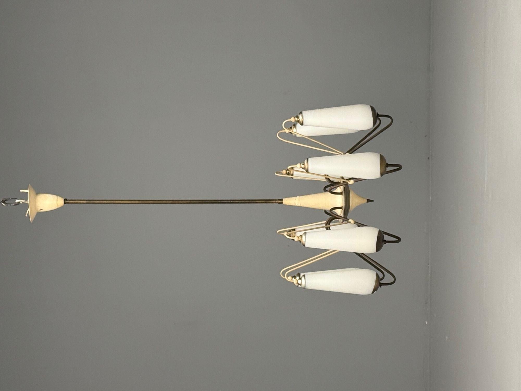 Mid-Century Modern Lustre à huit lumières en laiton, métal et verre opalin de style italien du milieu du siècle dernier en vente