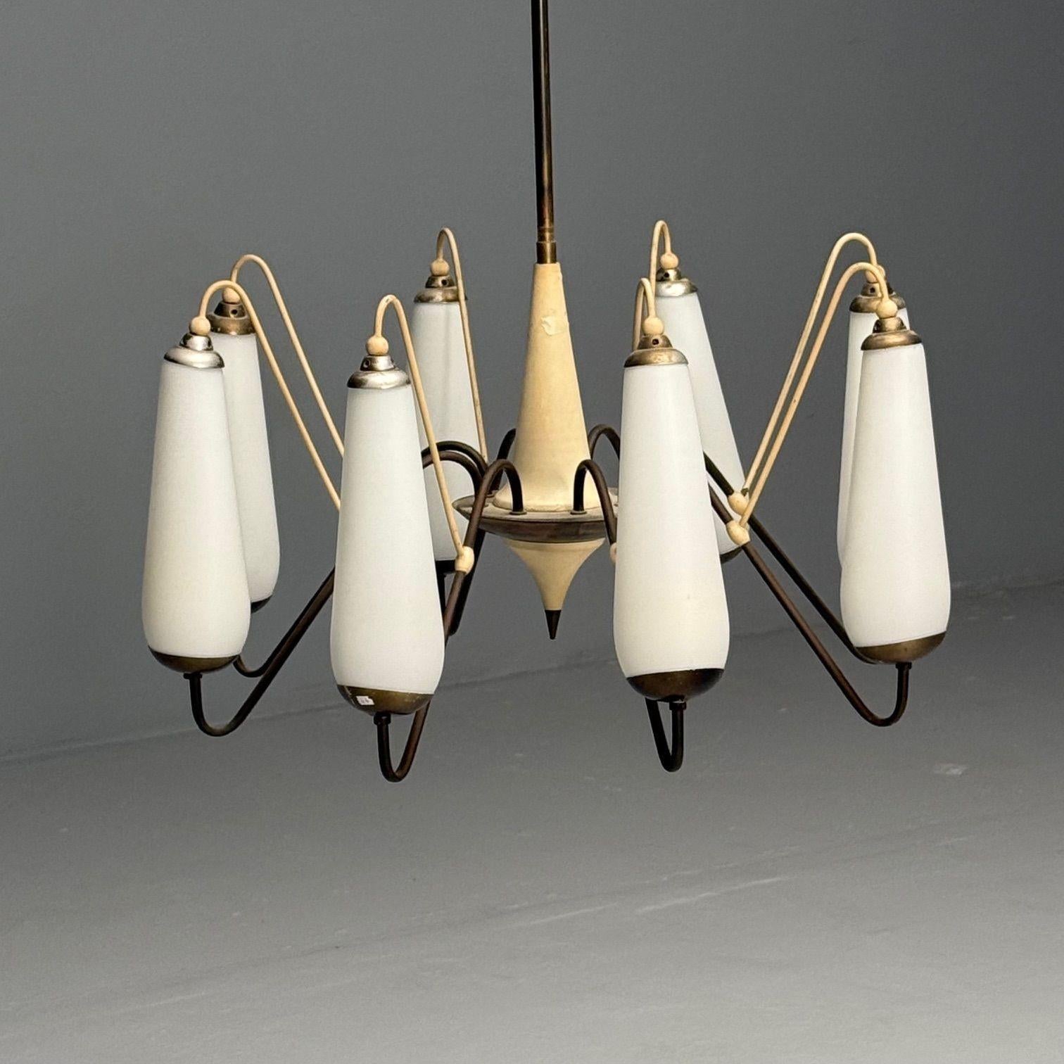 Lustre à huit lumières en laiton, métal et verre opalin de style italien du milieu du siècle dernier Bon état - En vente à Manhasset, NY
