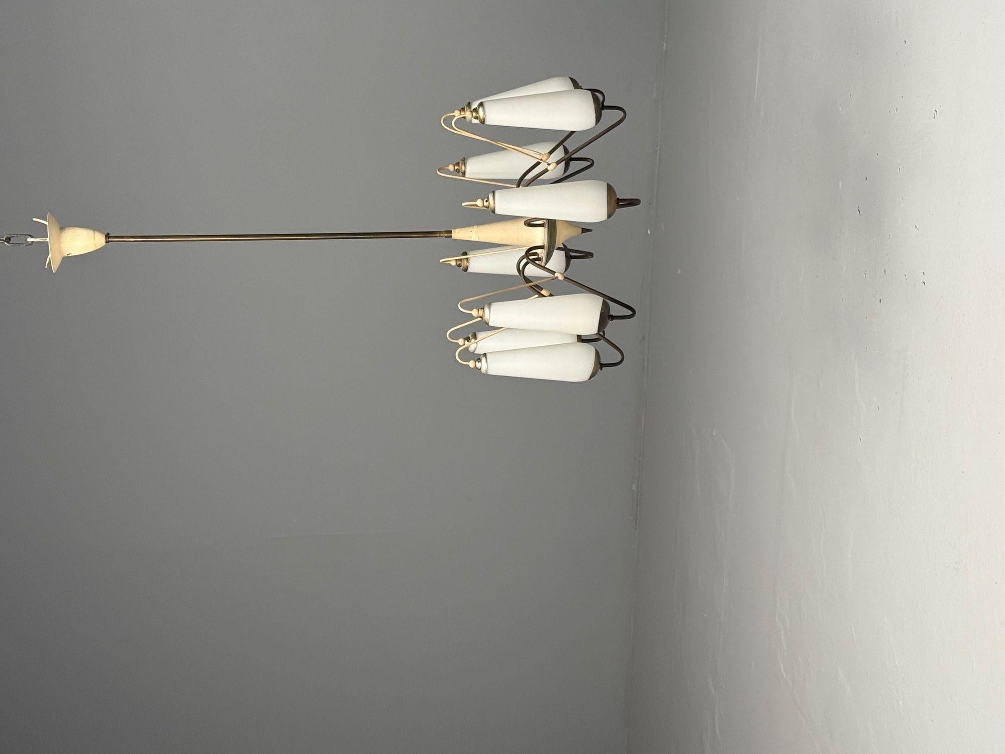 Milieu du XXe siècle Lustre à huit lumières en laiton, métal et verre opalin de style italien du milieu du siècle dernier en vente