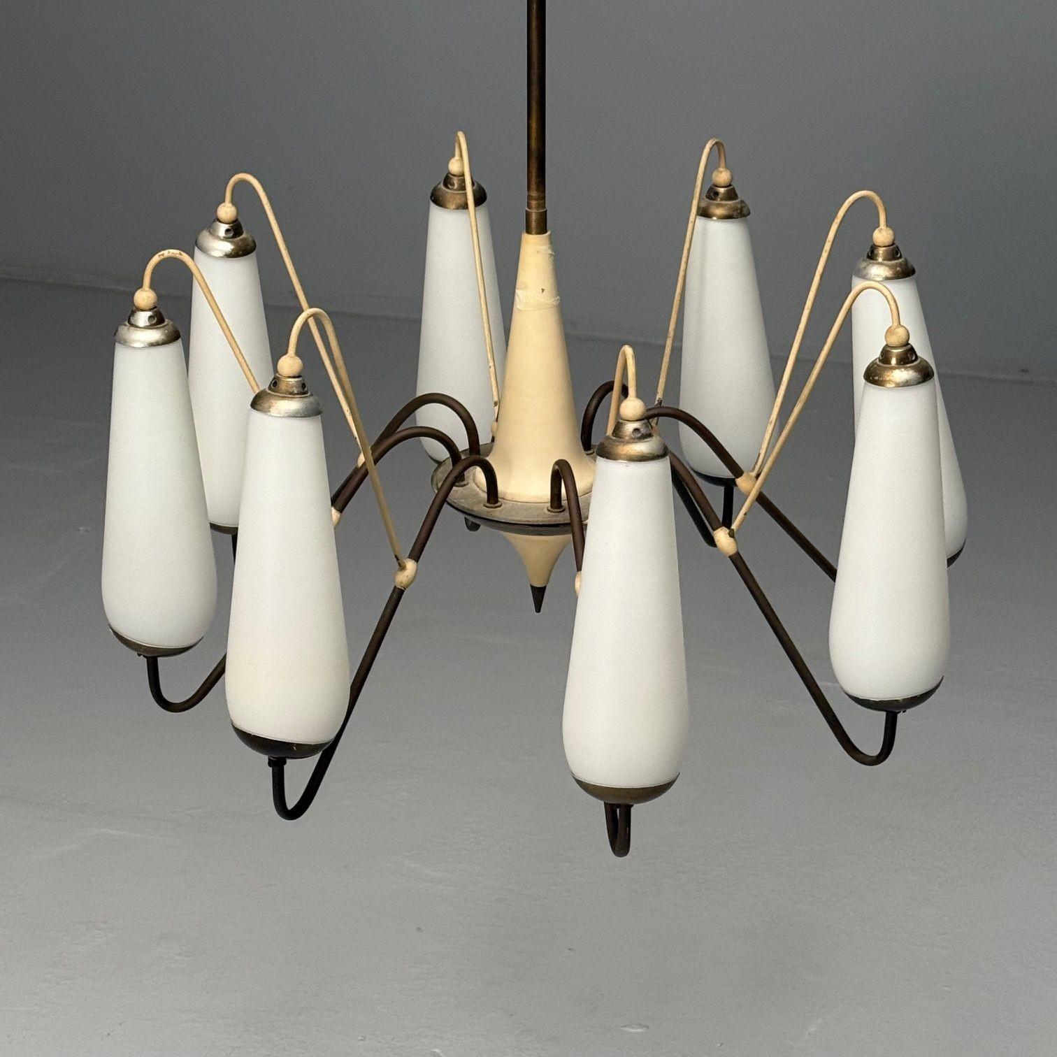 Métal Lustre à huit lumières en laiton, métal et verre opalin de style italien du milieu du siècle dernier en vente