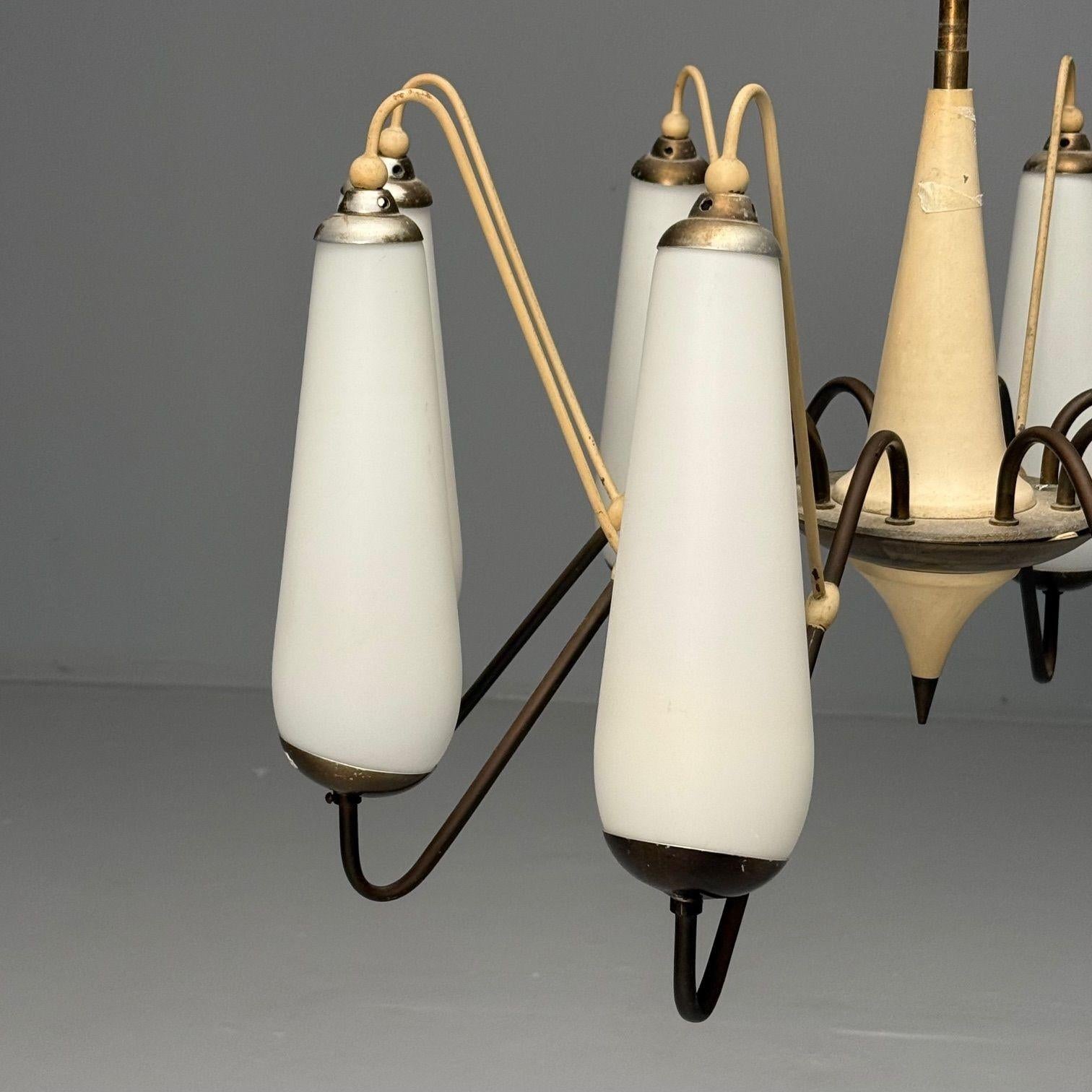 Lustre à huit lumières en laiton, métal et verre opalin de style italien du milieu du siècle dernier en vente 1