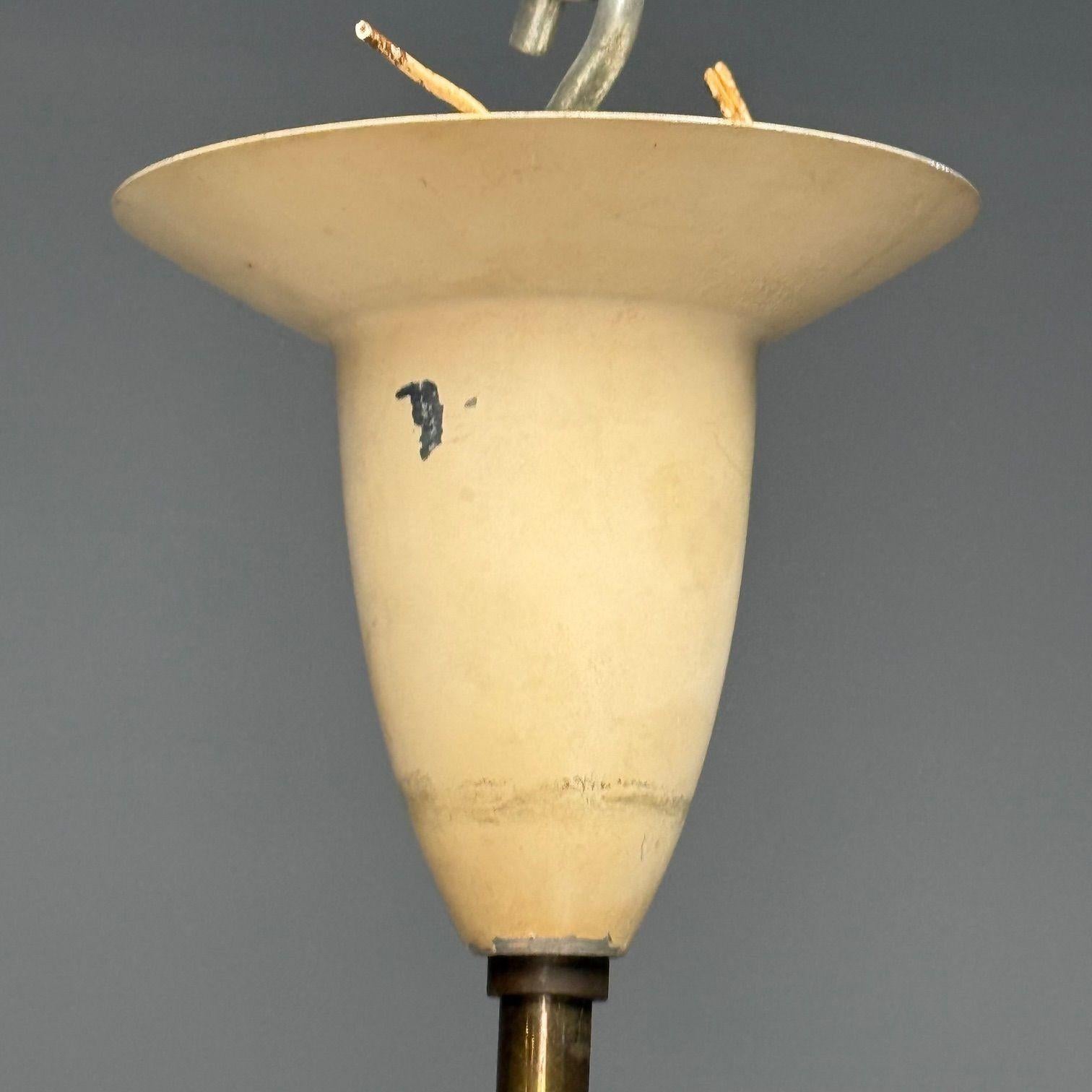 Lustre à huit lumières en laiton, métal et verre opalin de style italien du milieu du siècle dernier en vente 2