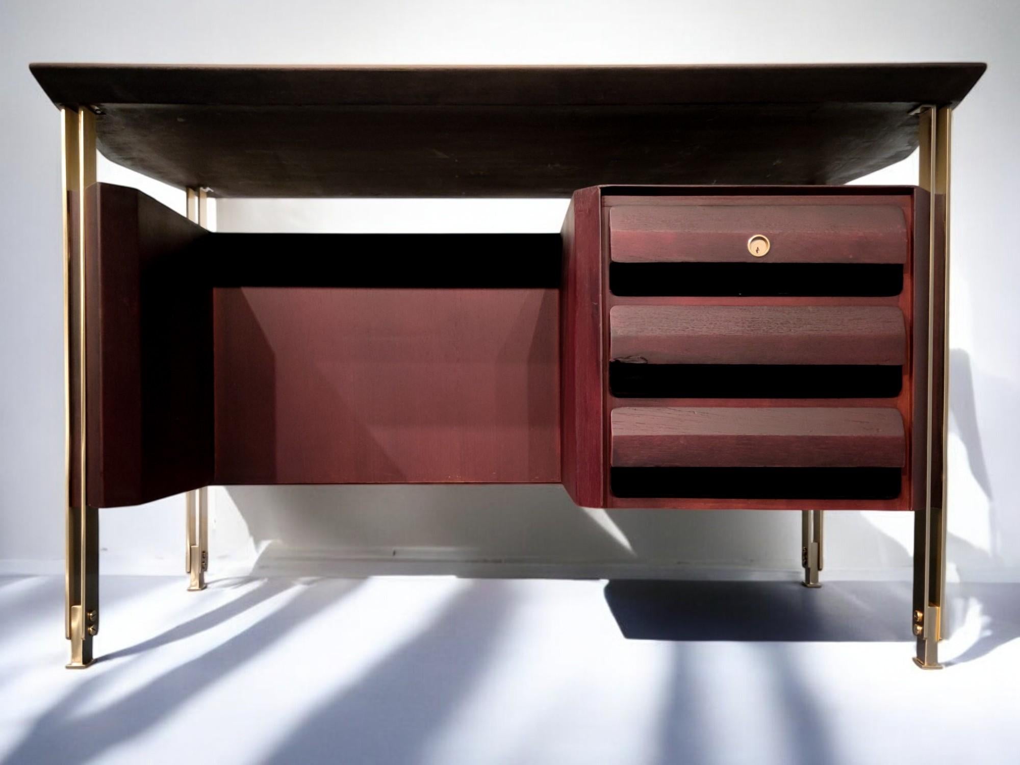 Milieu du XXe siècle Bureau de direction italien moderne du milieu du siècle dernier par Vittorio Dassi, années 1960 en vente