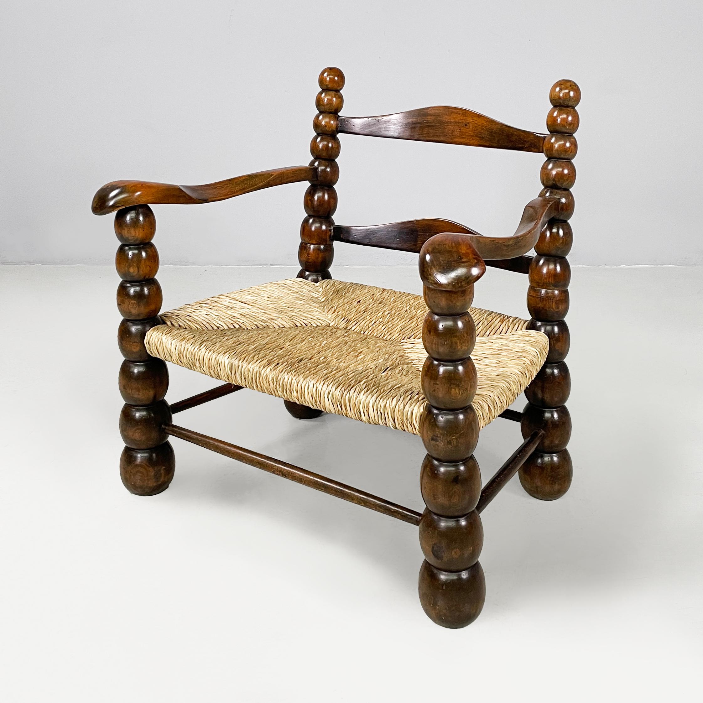 Italian mid-century modern finely crafted armchairs in wood and straw, 1960s
Pair of armchairs with square straw seat. The backrest is made up of two shaped and curved wooden strips. The wood armrests are also curved and shaped. The structure and