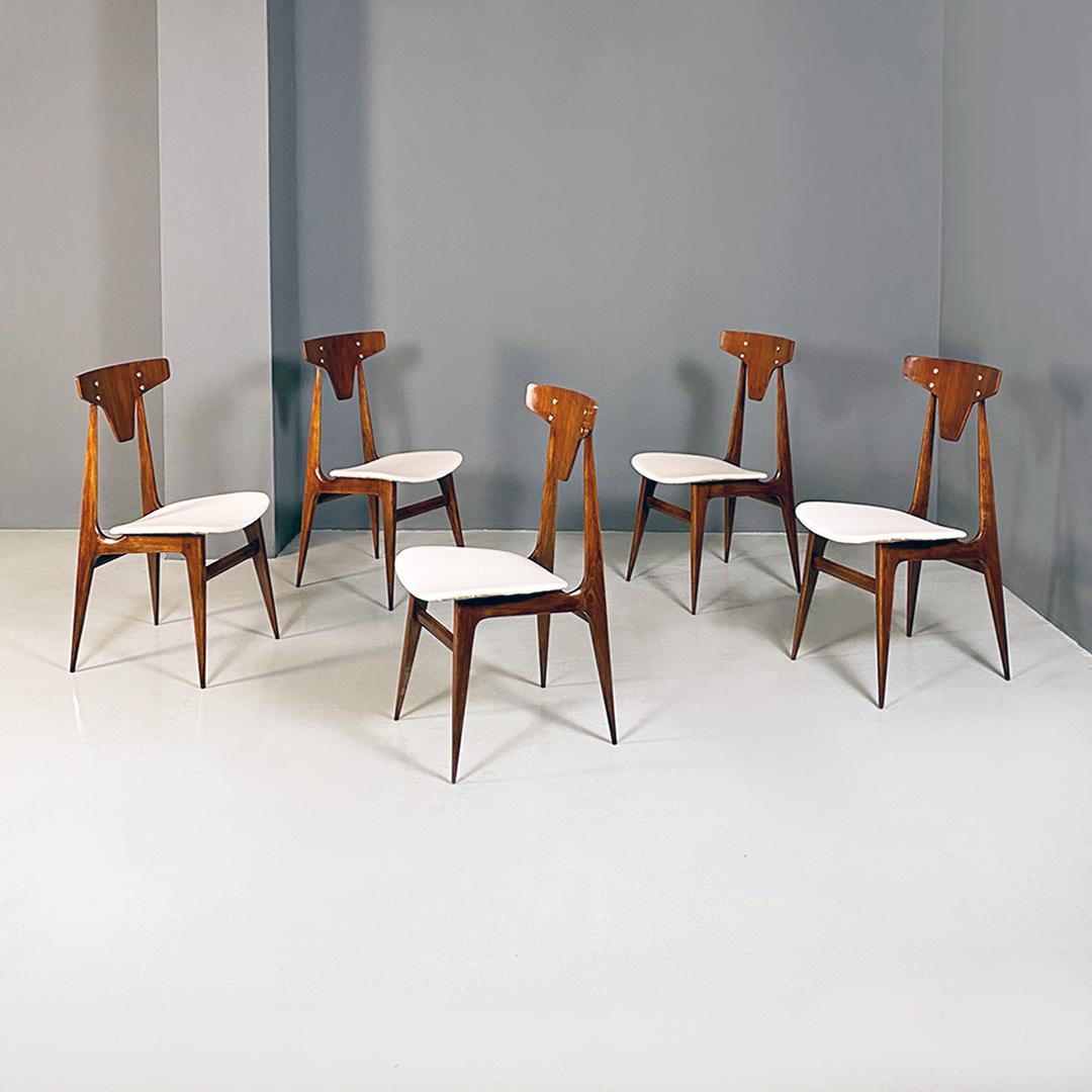 Italian Mid-Century Modern five wooden and white cotton dining chairs, 1950s
Set of five wooden chairs with curved backrest, padded and newly upholstered seat in cotton and brass details.
1950s approx.
Perfect condition, fully