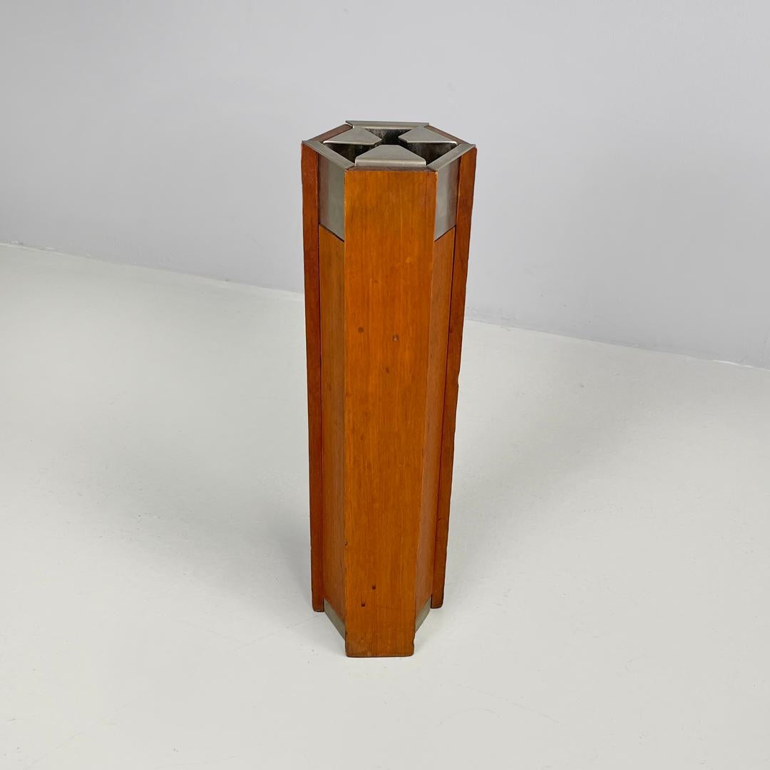 Posacenere da terra italiano della metà del secolo scorso Ariete 1401 Ico Parisi Stildomus, anni '60
Posacenere da terra mod. Ariete 1401 con base esagonale. La struttura principale è realizzata in legno, con sei facce verticali, tre delle quali