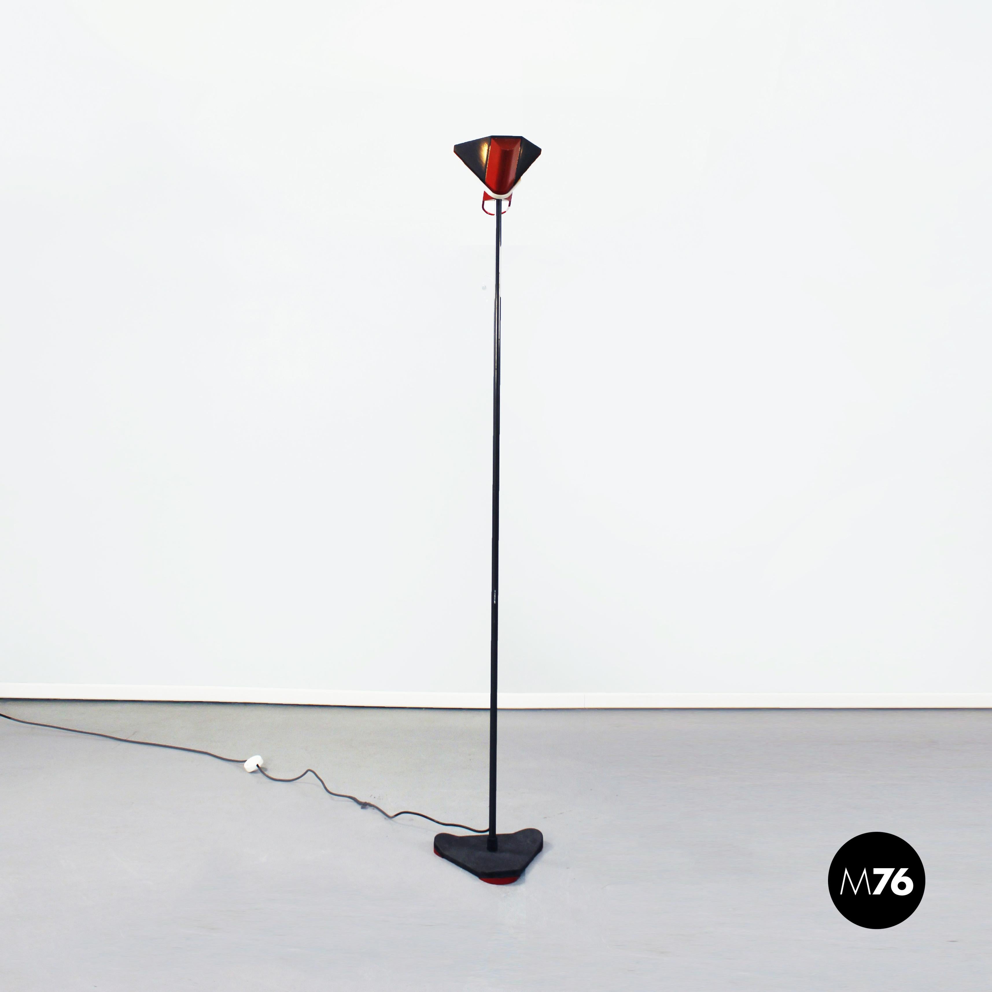 Italian Mid-Century Modern floor lamp by Arteluce, 1980s.
Floor lamp with structure and triangular base in black metal and pyramidal lampshade in black and red metal.

Produced by Arteluce in the 1980s.

Brand present.

Very good condition.