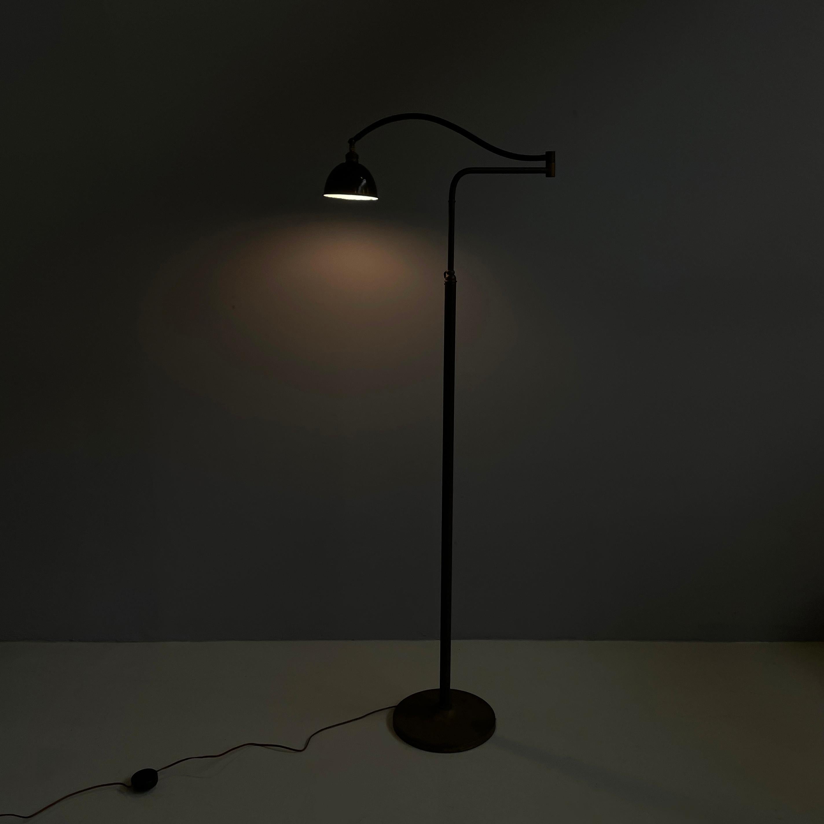 Italian mid-century modern Floor lamp in brass and metal, 1940s
Floor lamp with adjustable dome-shaped diffuser in metal painted black externally and white internally. The lampshade is connected to the brass structure thanks to two articulated and