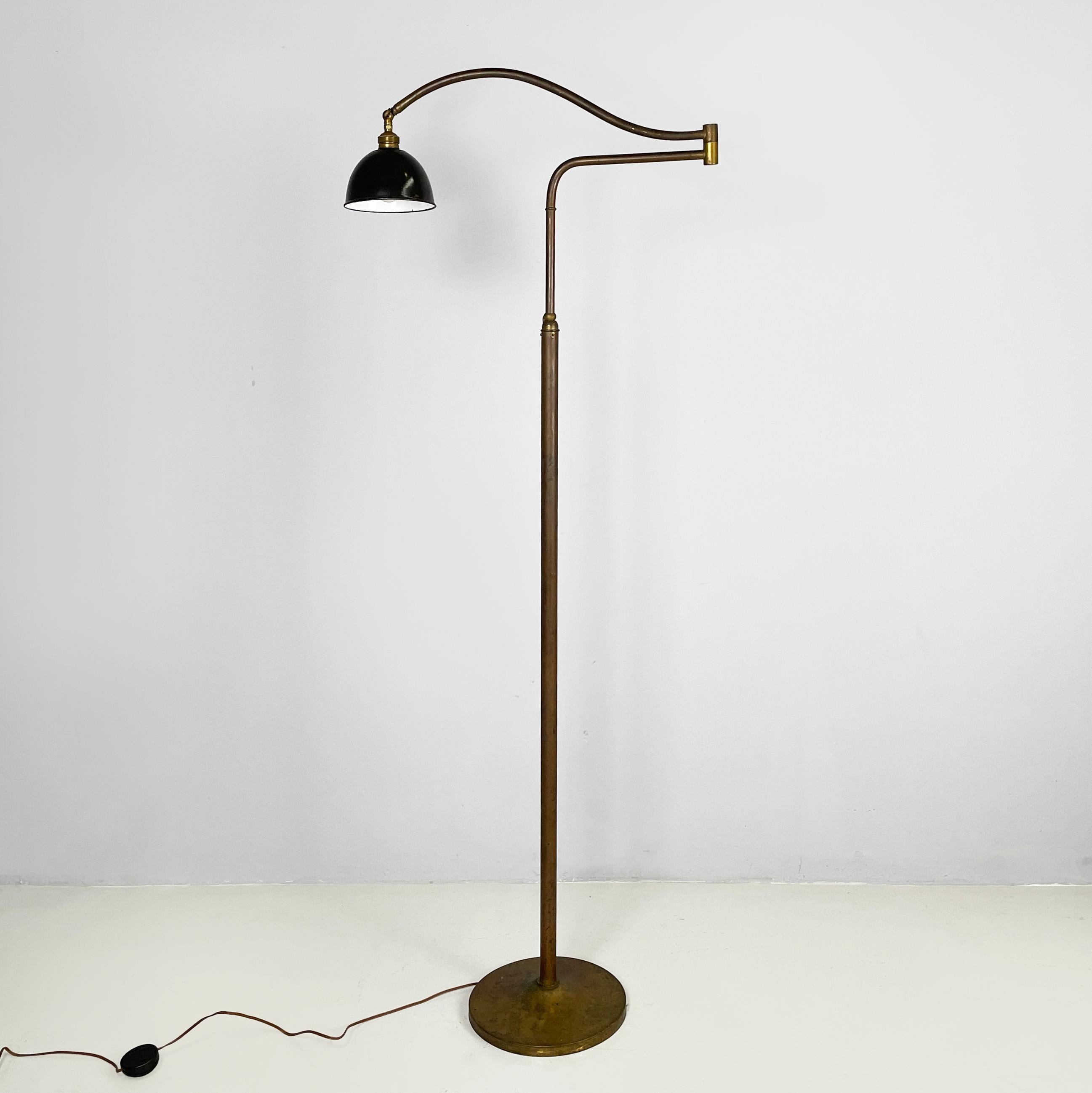 Italian mid-century modern Floor lamp in brass and metal, 1940s In Good Condition In MIlano, IT