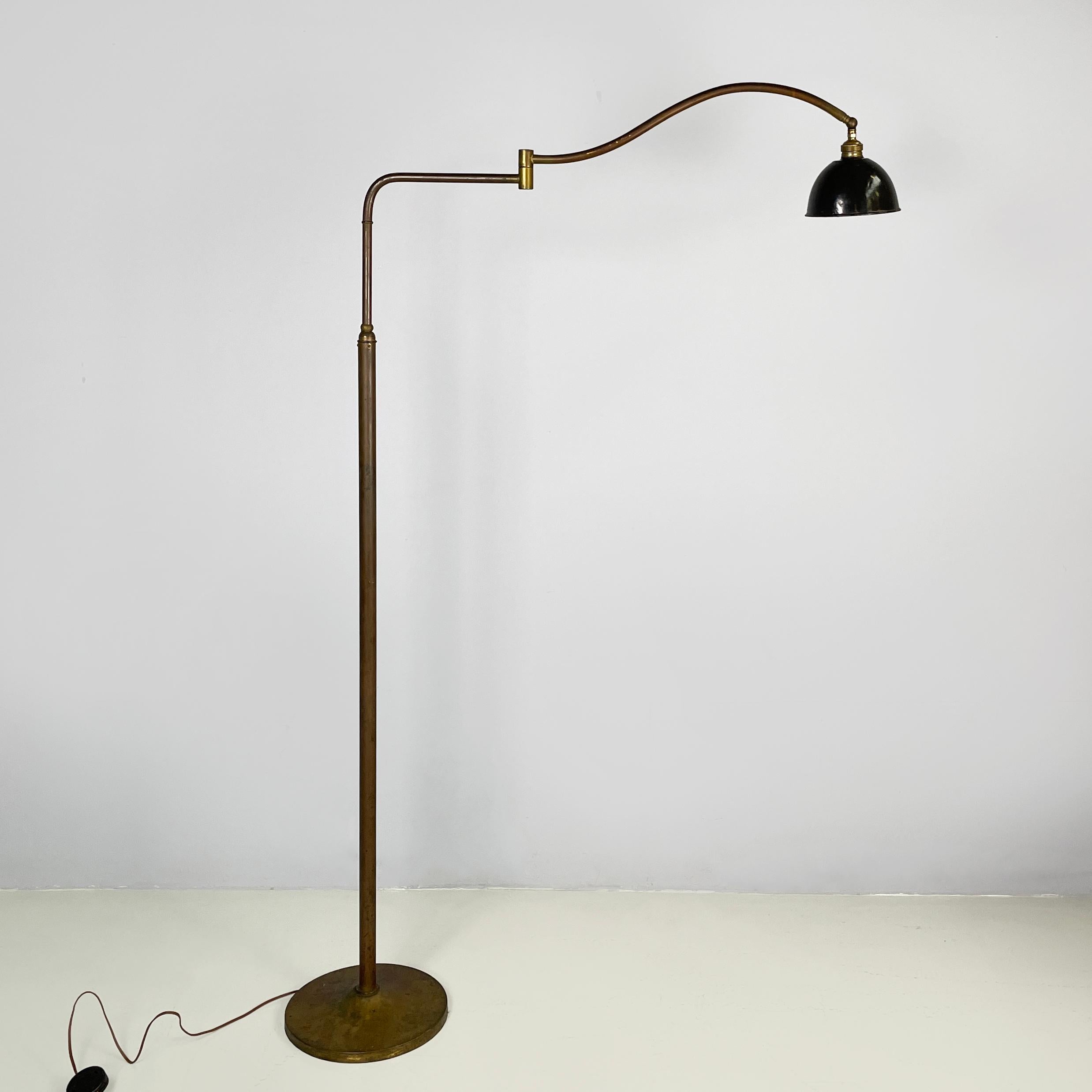 Mid-20th Century Italian mid-century modern Floor lamp in brass and metal, 1940s
