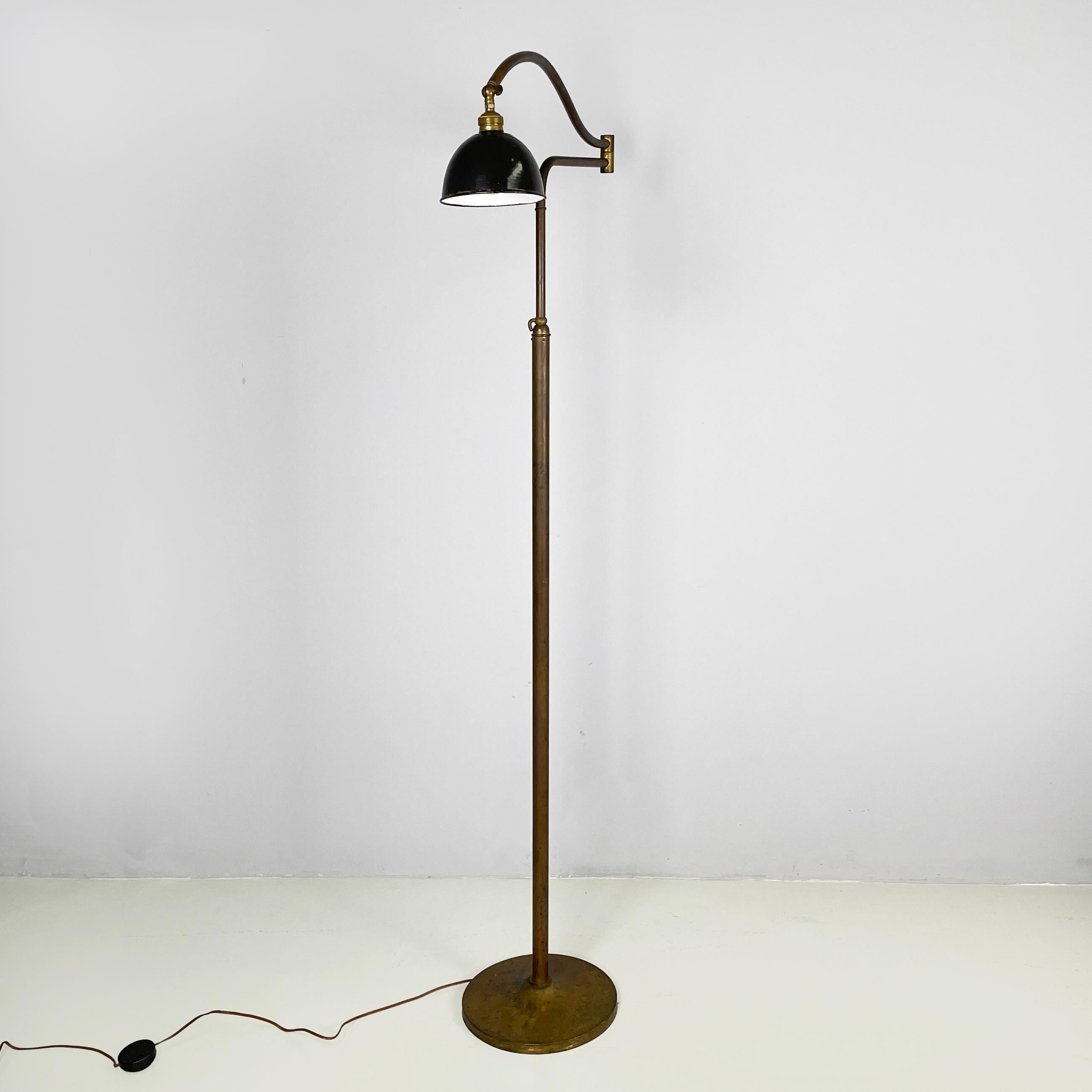 Metal Italian mid-century modern Floor lamp in brass and metal, 1940s