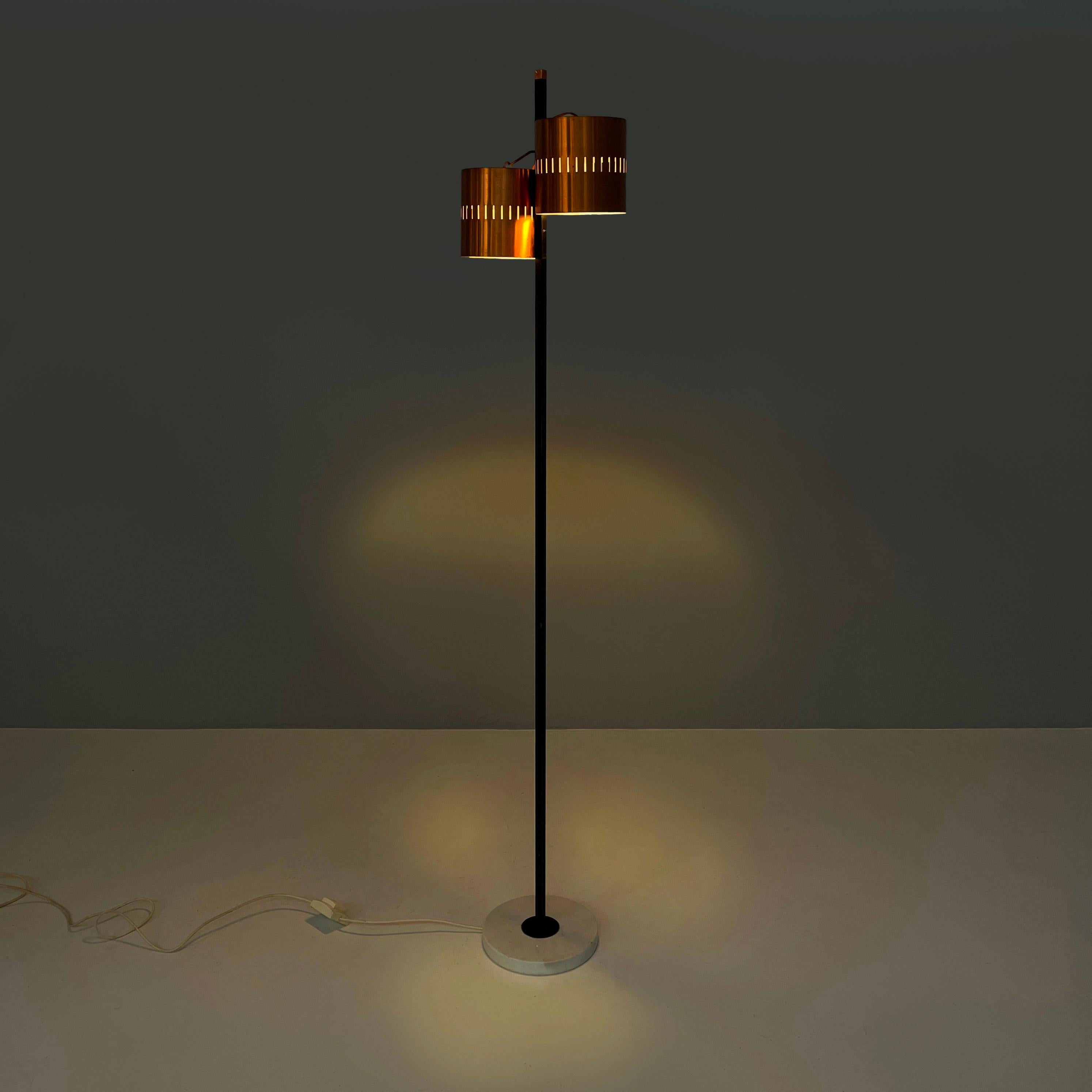 Italian mid-century modern Floor lamp in copper, black metal and marble, 1960s
Floor lamp with double cylindrical copper diffuser. The structure is in black painted metal with a square section, with a copper detail in the upper part. Round base in