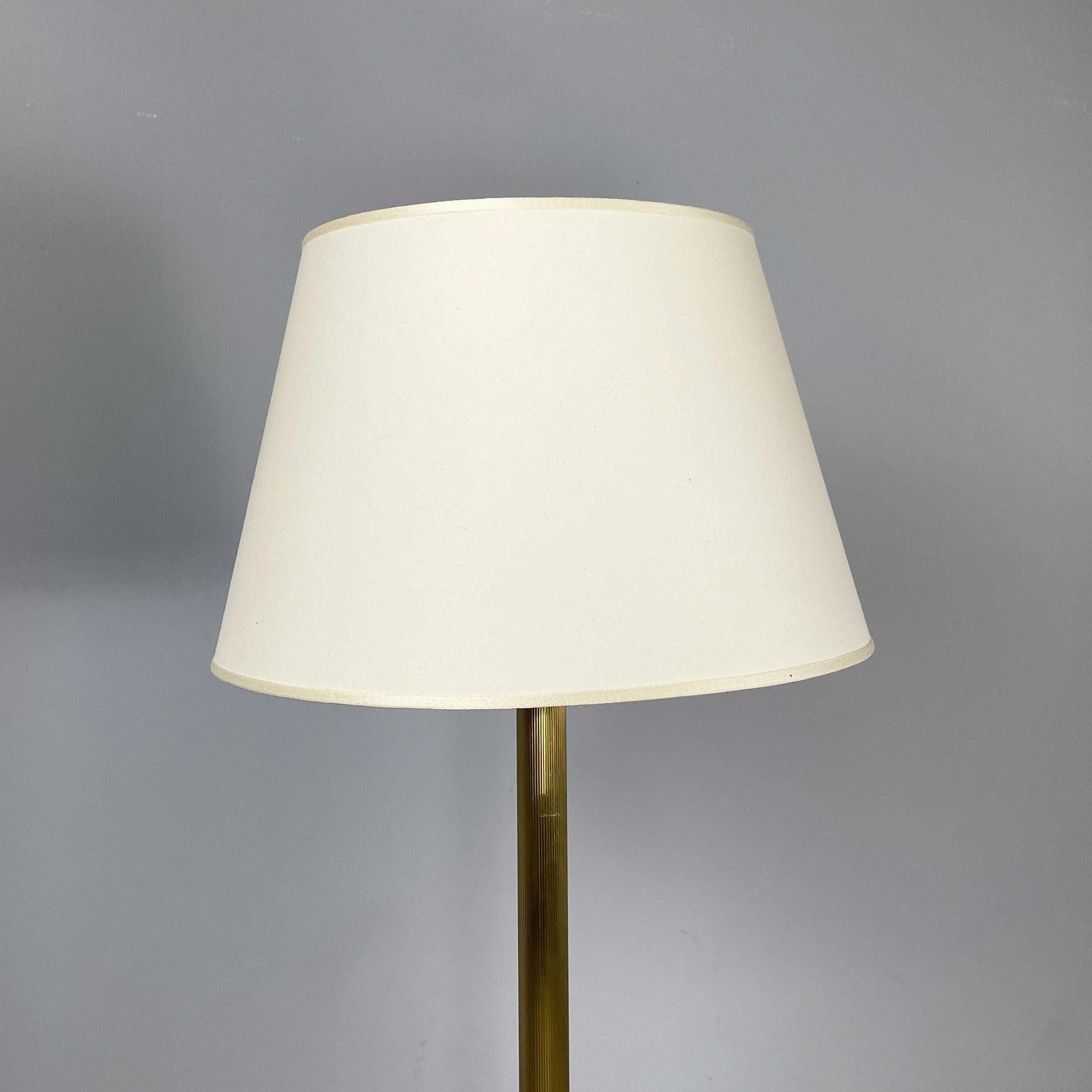 Italiano Lampada da terra italiana di metà secolo in tessuto withe in ottone di LAM Bologna anni '60 in vendita
