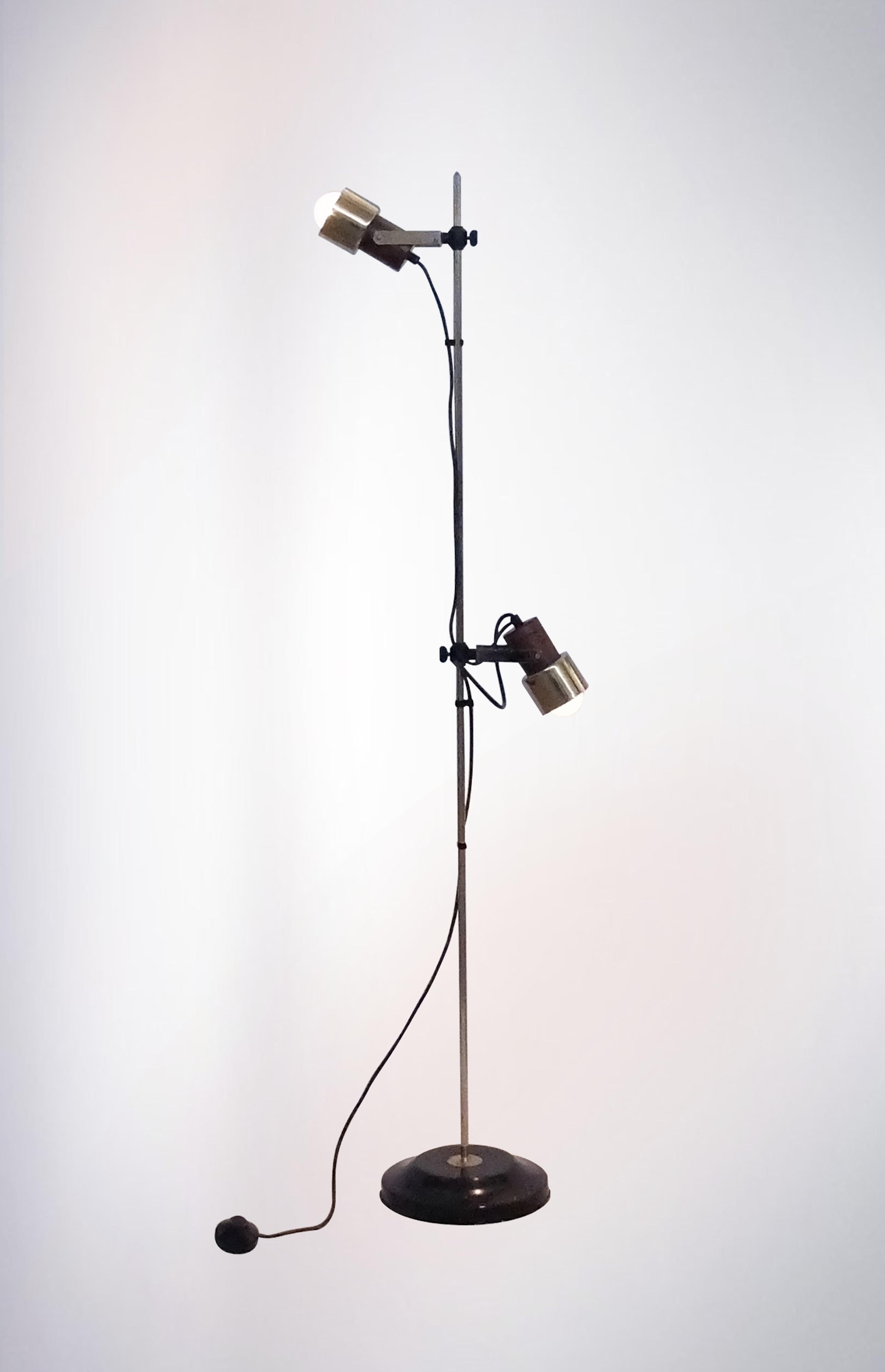 Lampadaire en métal avec spots réglables des années 1950 par Reggiani, avec une construction solide et robuste et une attention aux détails, de première qualité en laiton épais du milieu du siècle.

Placé sur un socle en plastique rigide, il fait
