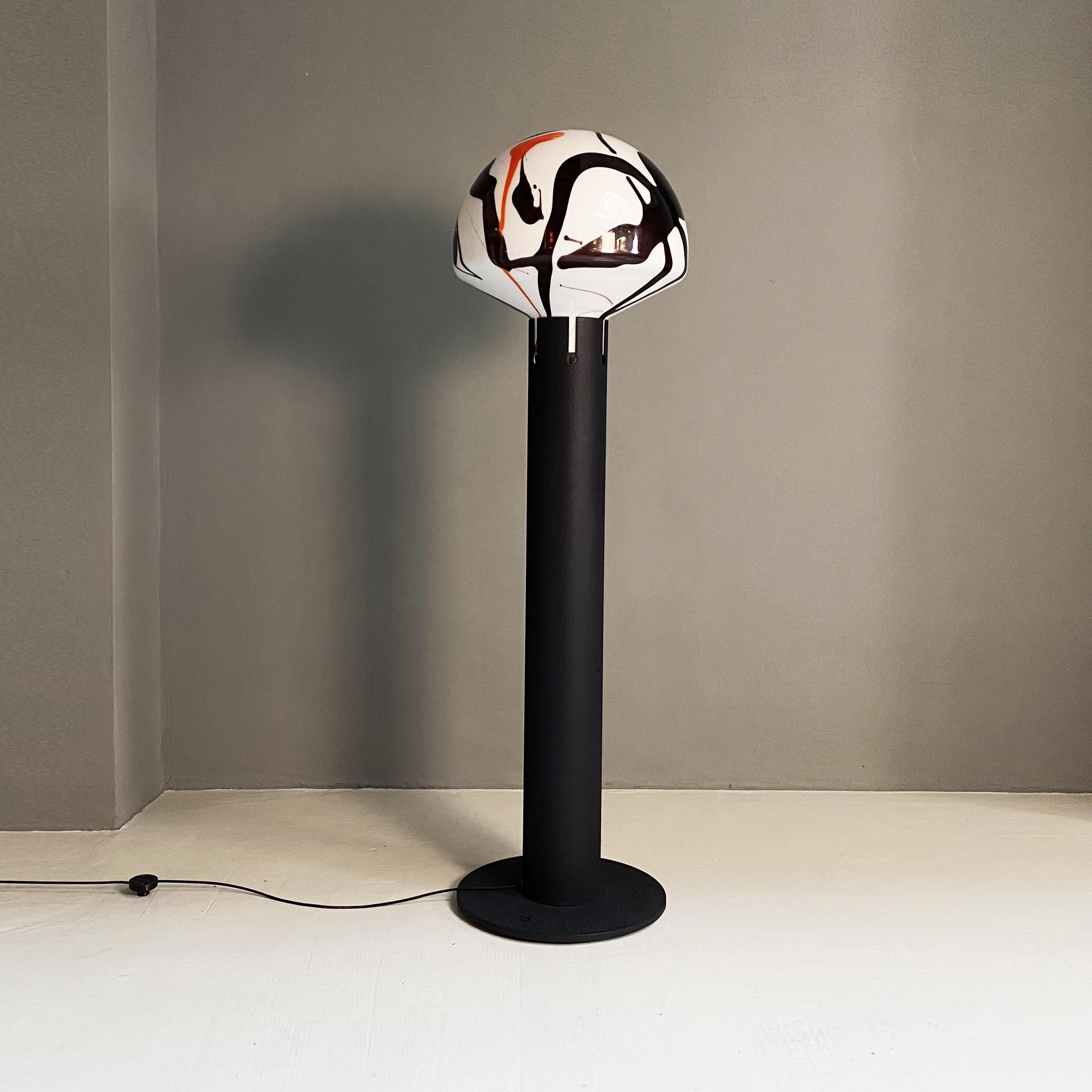 Italian Mid-Century Modern floor lamp with decorated Murano glass, 1970s.

Fantastic and beautiful 1970s period, floor lamp, with black painted metal structure in 