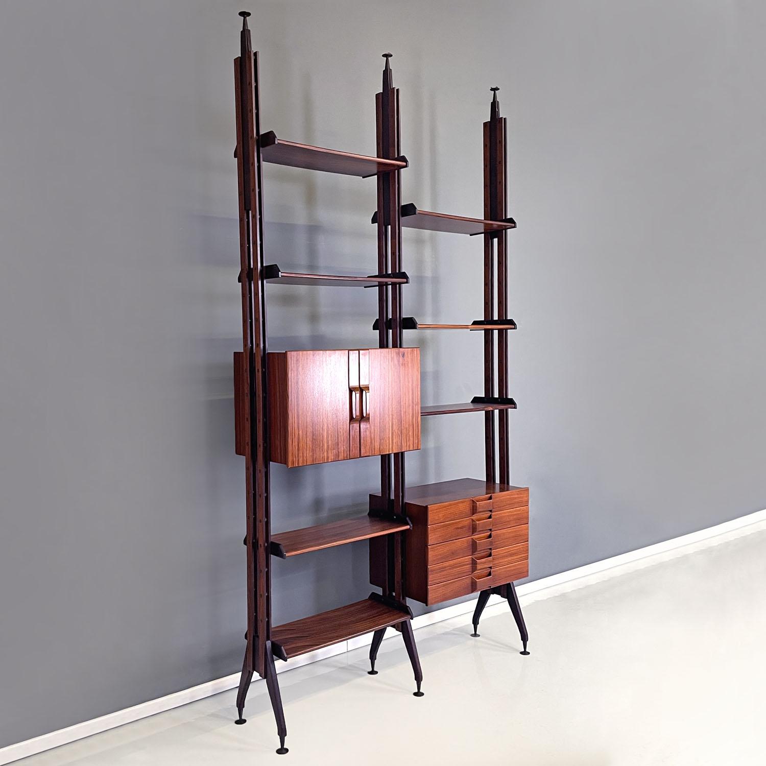 Italian mid-century modern floor-to-ceiling wood and brass bookcase, 1960s In Good Condition In MIlano, IT
