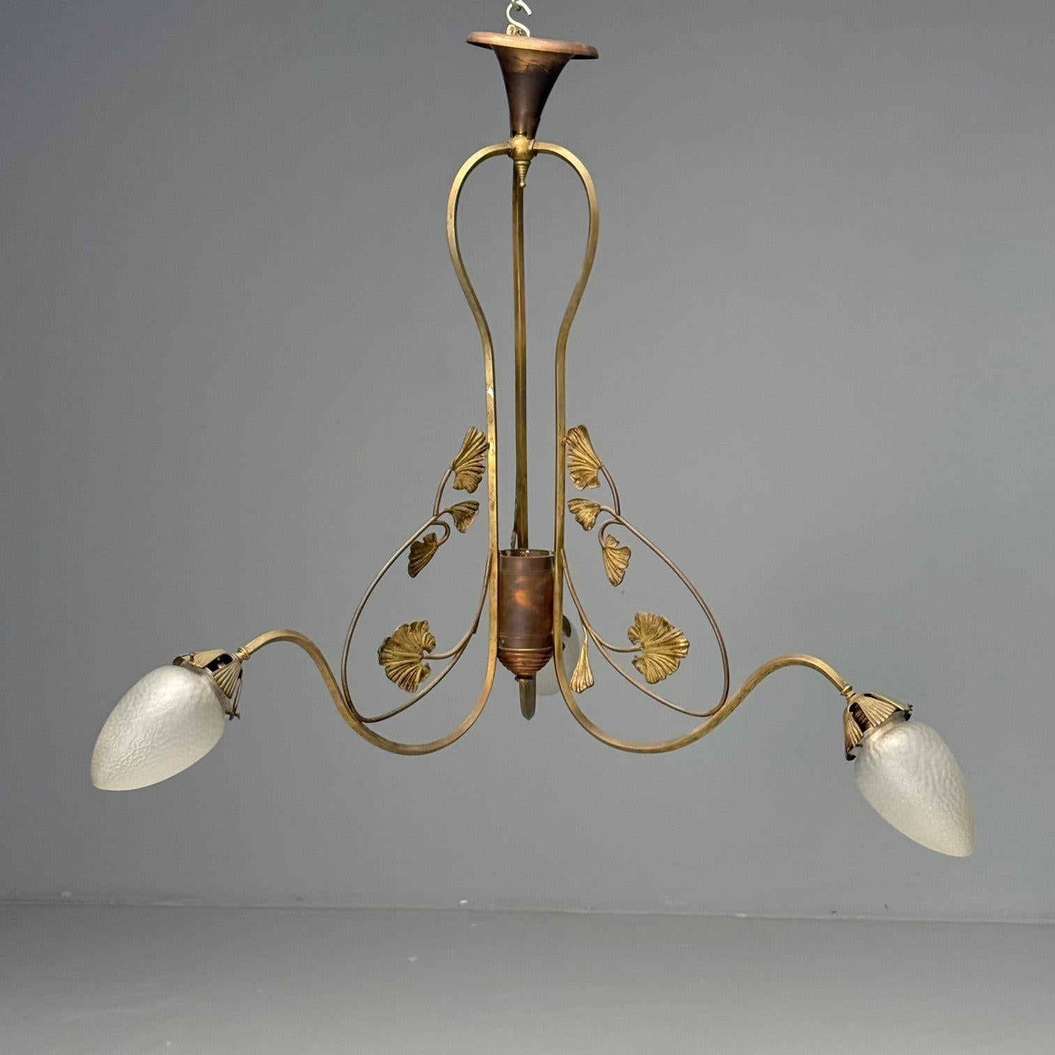 Lampadario floreale italiano del Mid-Century Modern, pendente da soffitto, ottone, rame, Italia, anni '20

Questo raffinato apparecchio moderno italiano, caratterizzato da motivi floreali realizzati con elementi in ottone e rame, incarna la maestria