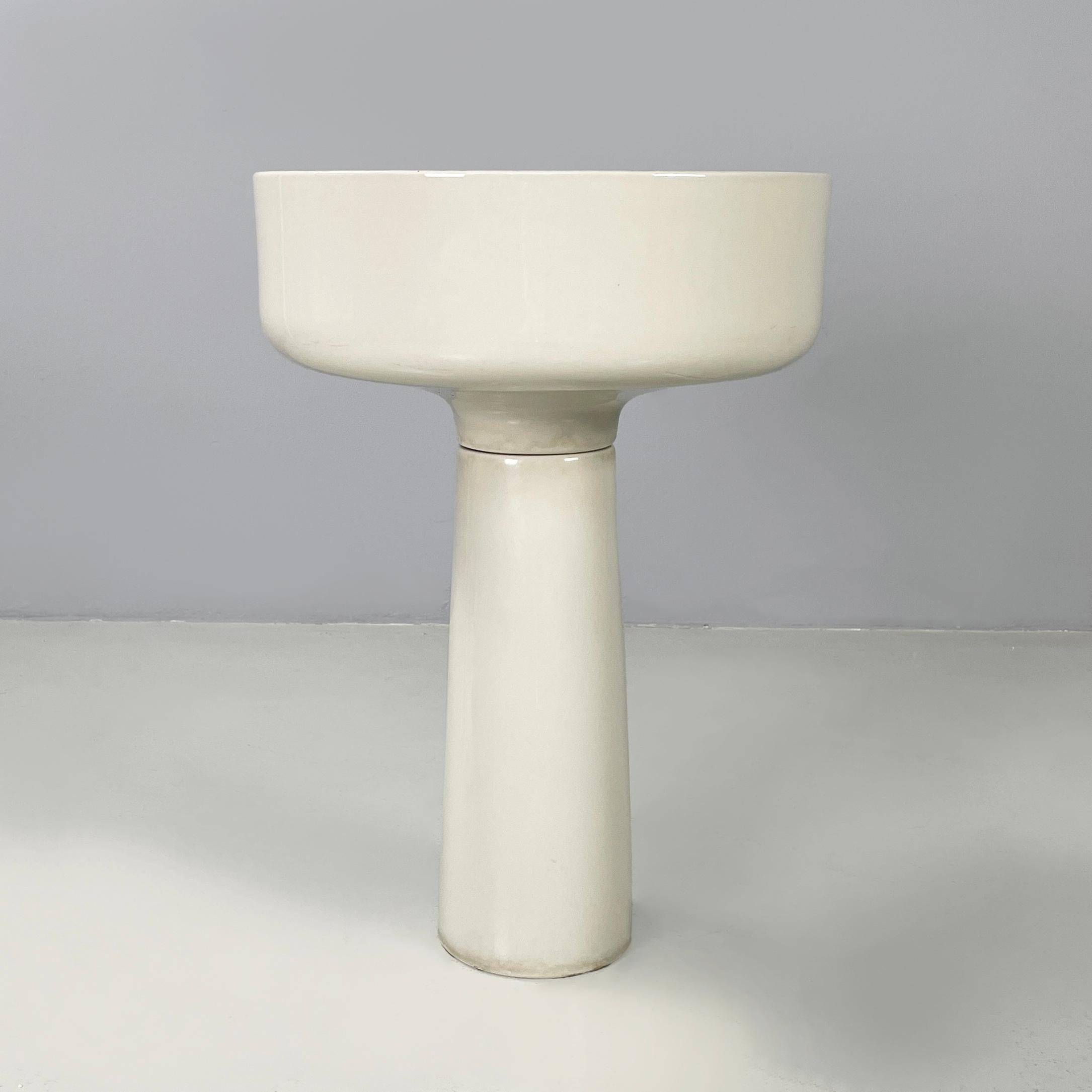 Vaso da fiori bianco italiano di metà secolo moderno di Mangiarotti per Fratelli Brambilla anni '70
Fioriera a base rotonda in ceramica smaltata bianca. La parte superiore è composta da un vano cilindrico. Questo vaso poggia sulla base a sezione