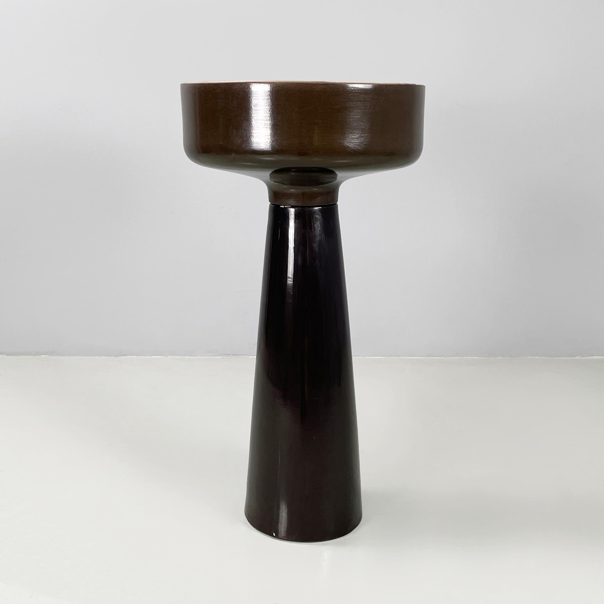 Vaso da fiori marrone italiano di metà secolo moderno di Mangiarotti per Fratelli Brambilla anni '70
Fioriera a base rotonda in ceramica smaltata marrone chiaro e scuro. La parte superiore è composta da un vano cilindrico di colore marrone chiaro,