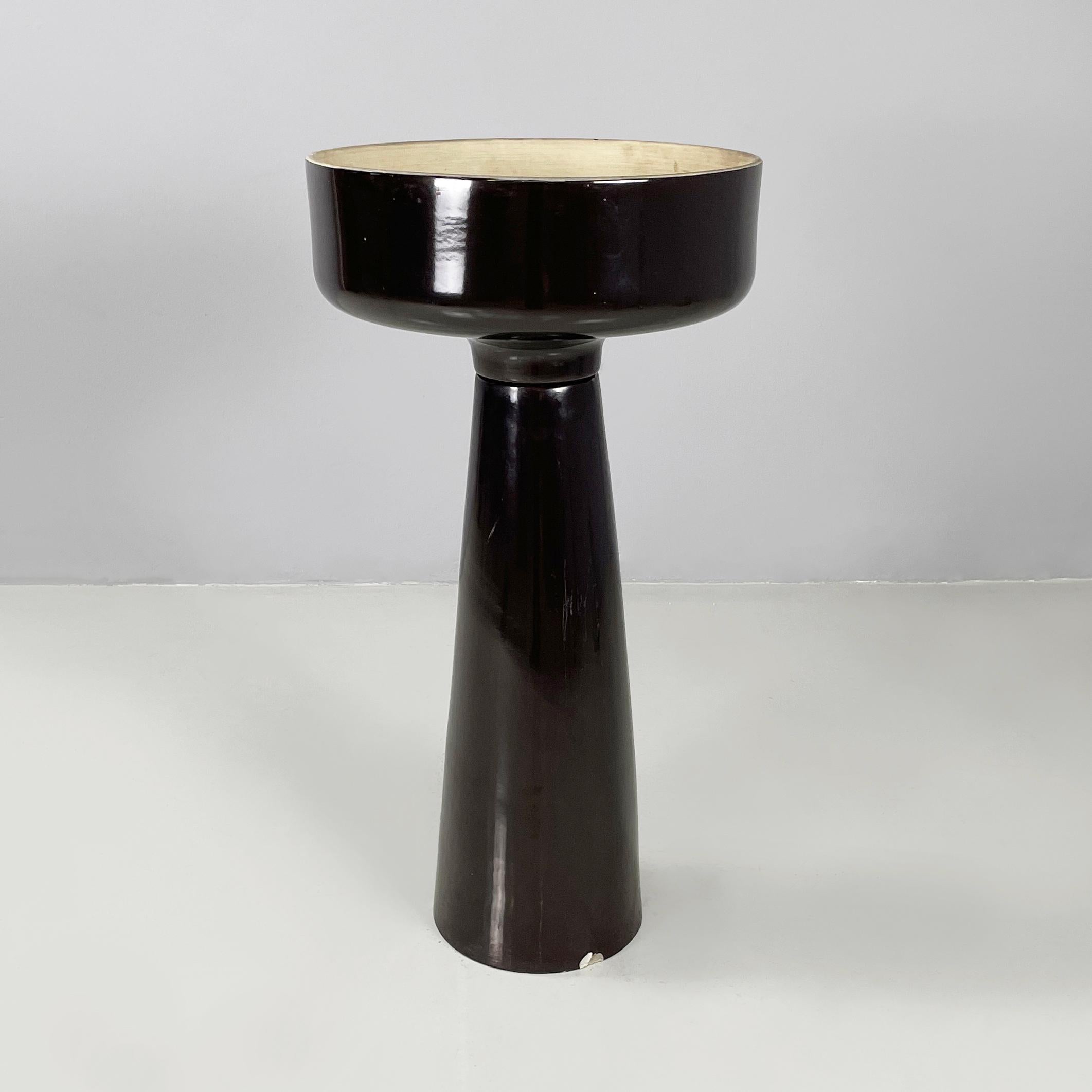 Vaso da fiori marrone italiano di metà secolo moderno di Mangiarotti per Fratelli Brambilla anni '70
Fioriera a base rotonda in ceramica smaltata marrone scuro. La parte superiore è composta da un vano cilindrico con parte interna bianco-beige.