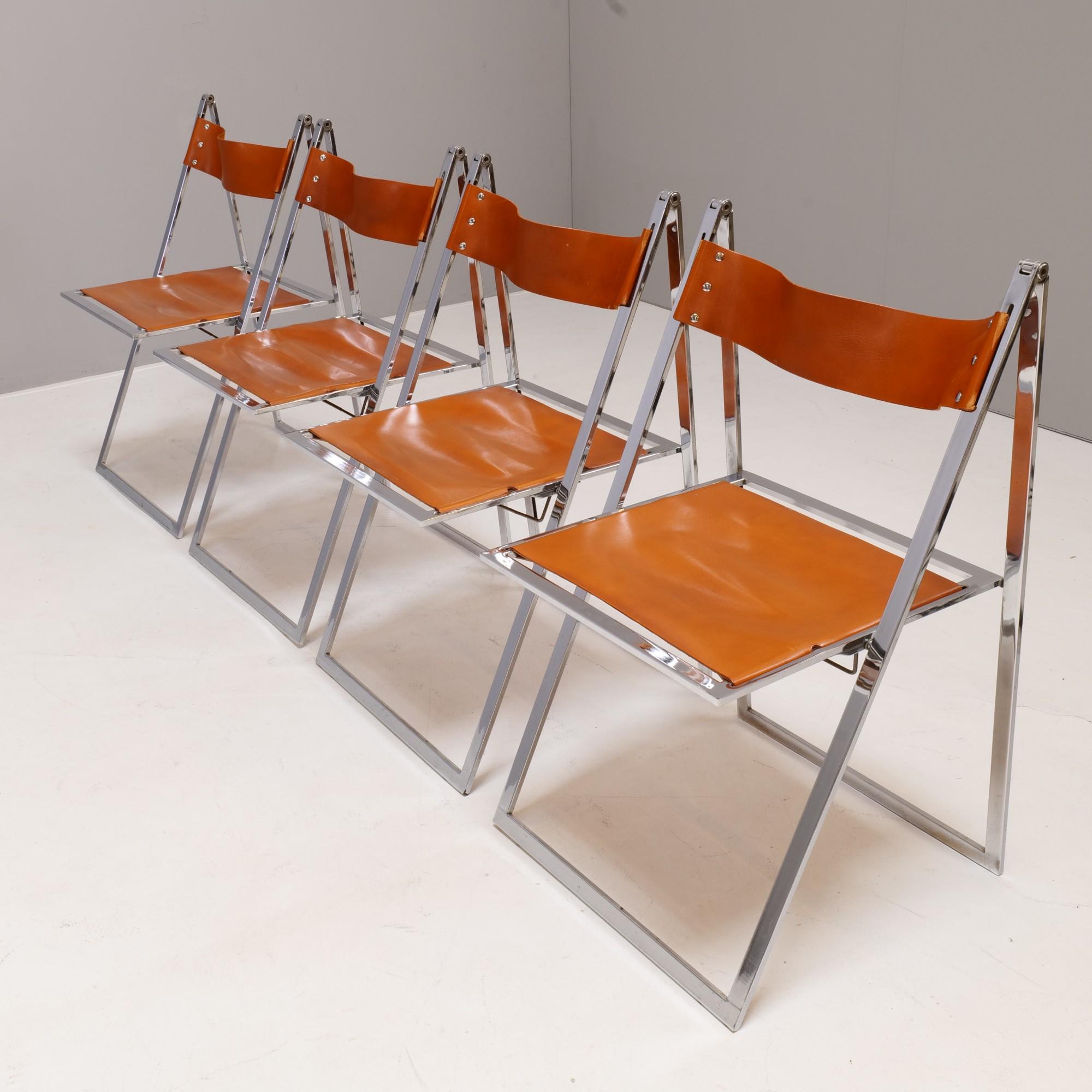 Seltenes Set aus 4 italienischen Leder Klappstühlen aus massiven verchromten Metall mit Leder.

Made in Germany - 1960's produced Lübke & design by Fontoni & Geraci

dimensions:
82 cm height
50 cm width
47 cm depth

material:
leather, metall,