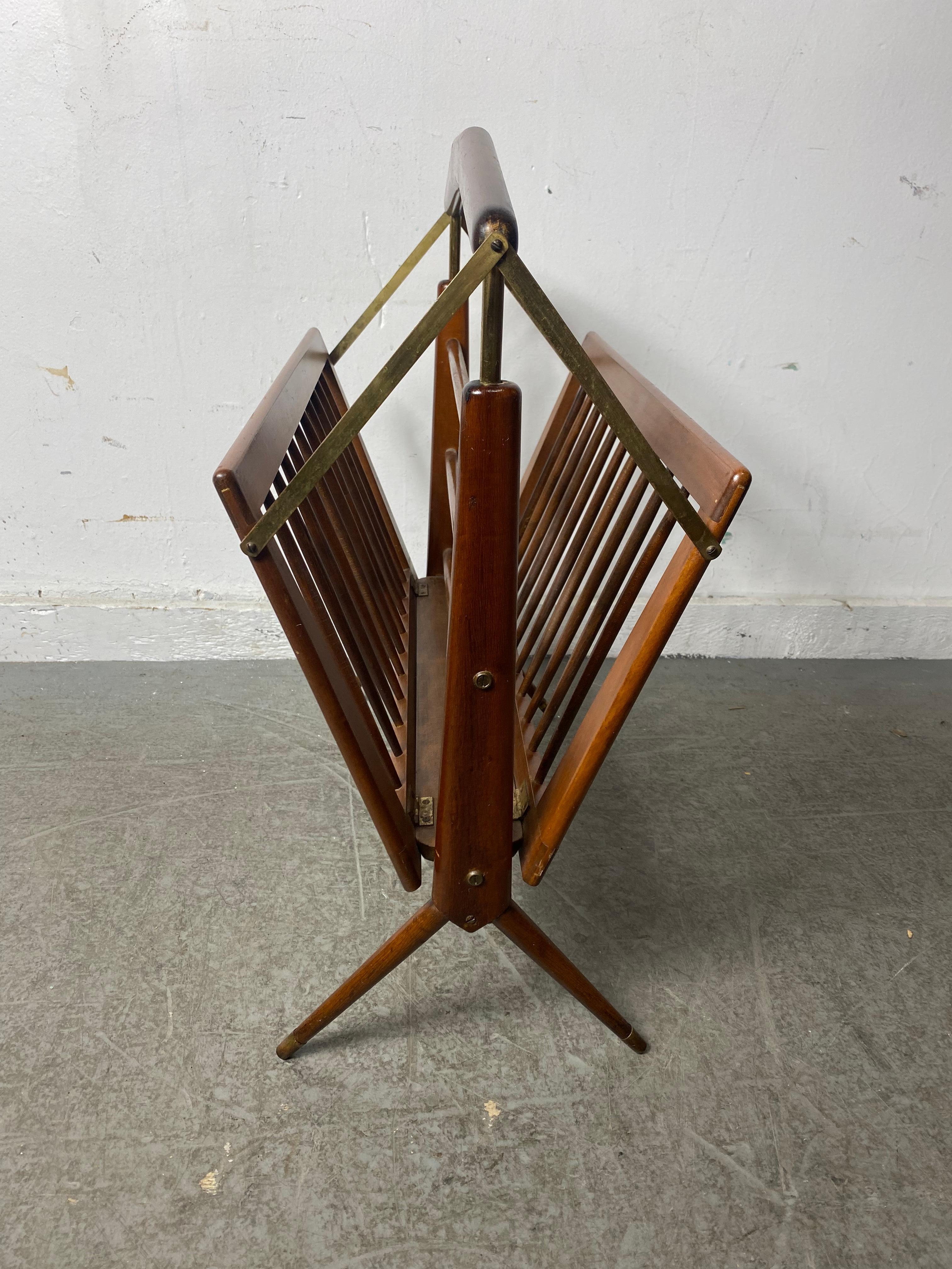 Metà XX secolo Portariviste pieghevole italiano del Mid-Century Modern di Cesare Lacca in vendita