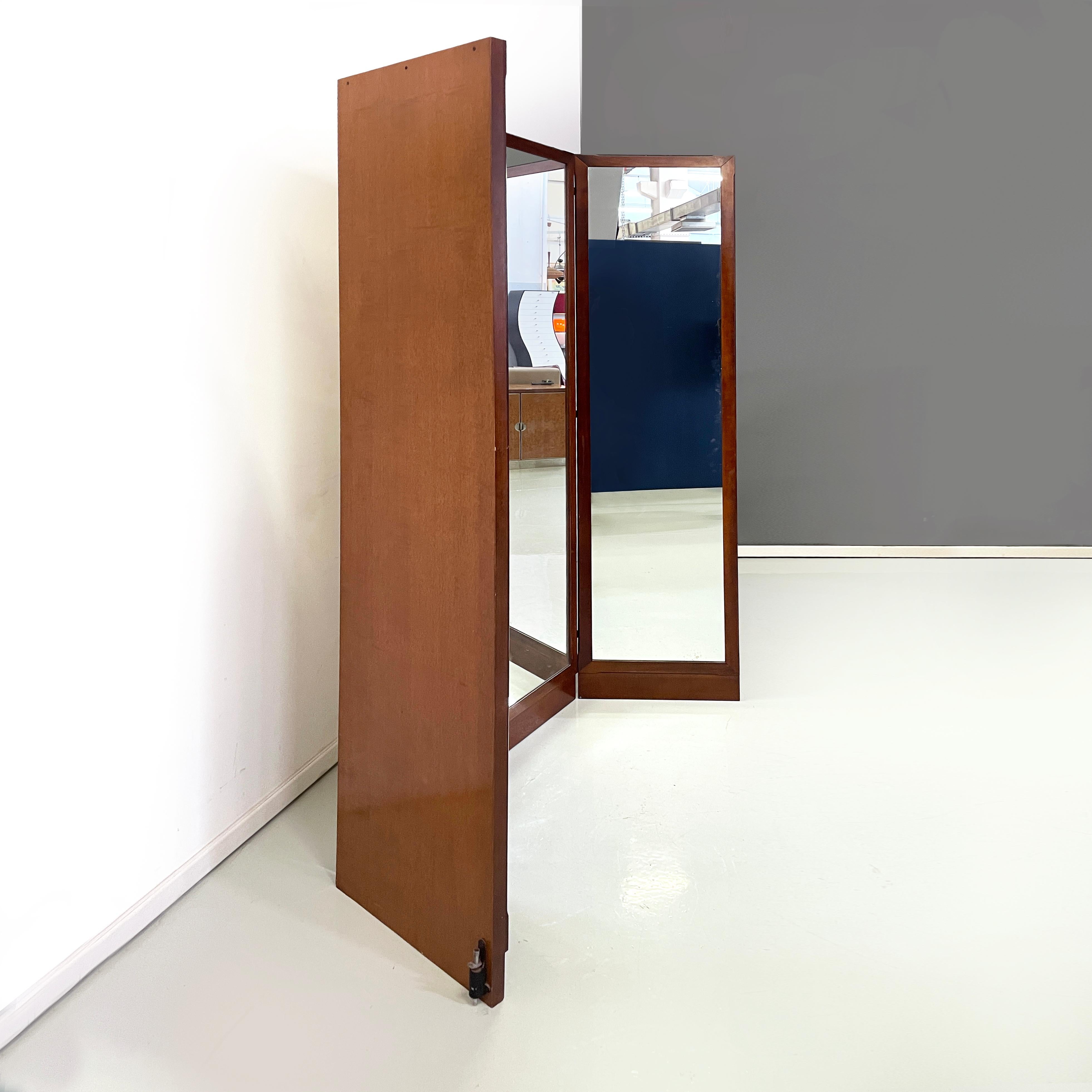 Italian mid-century modern Freestanding full-length floor mirror in wood, 1960s In Good Condition For Sale In MIlano, IT