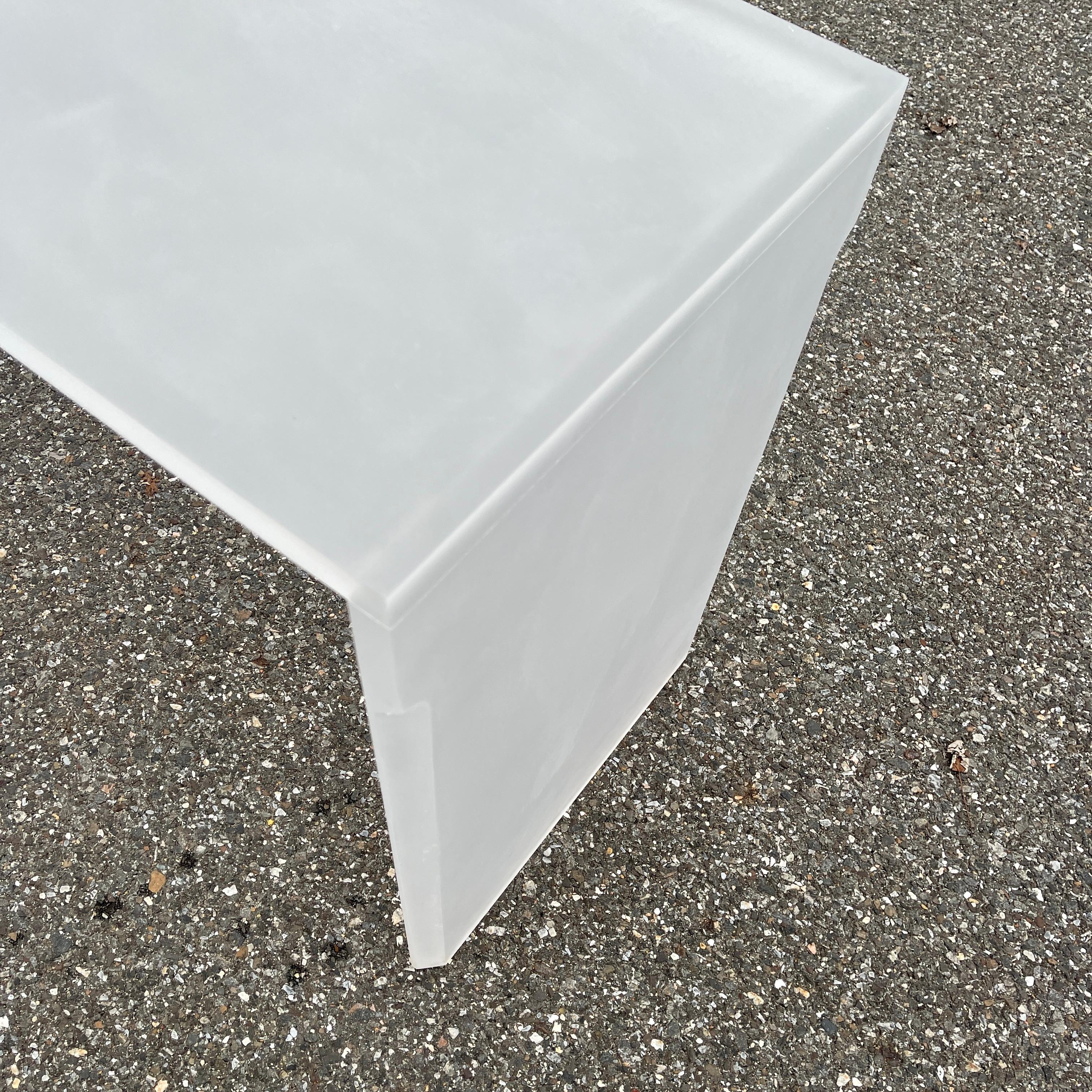 Lucite Consolle italiana in lucite smerigliata del Mid-Century Modern, anni '70 in vendita