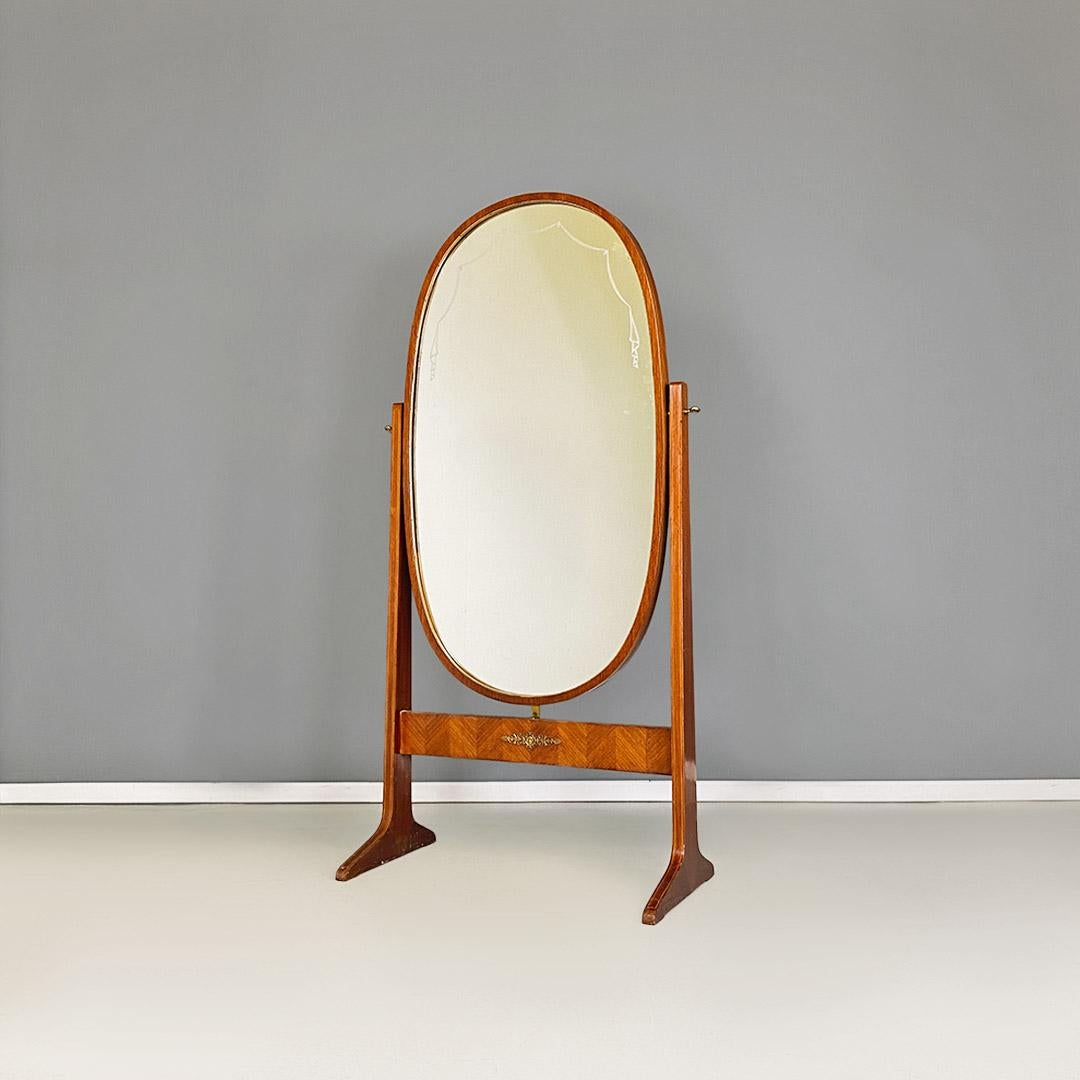 Mid-Century Modern Miroir en pied italien mid century modern, structure basculante en bois, années 1950. en vente
