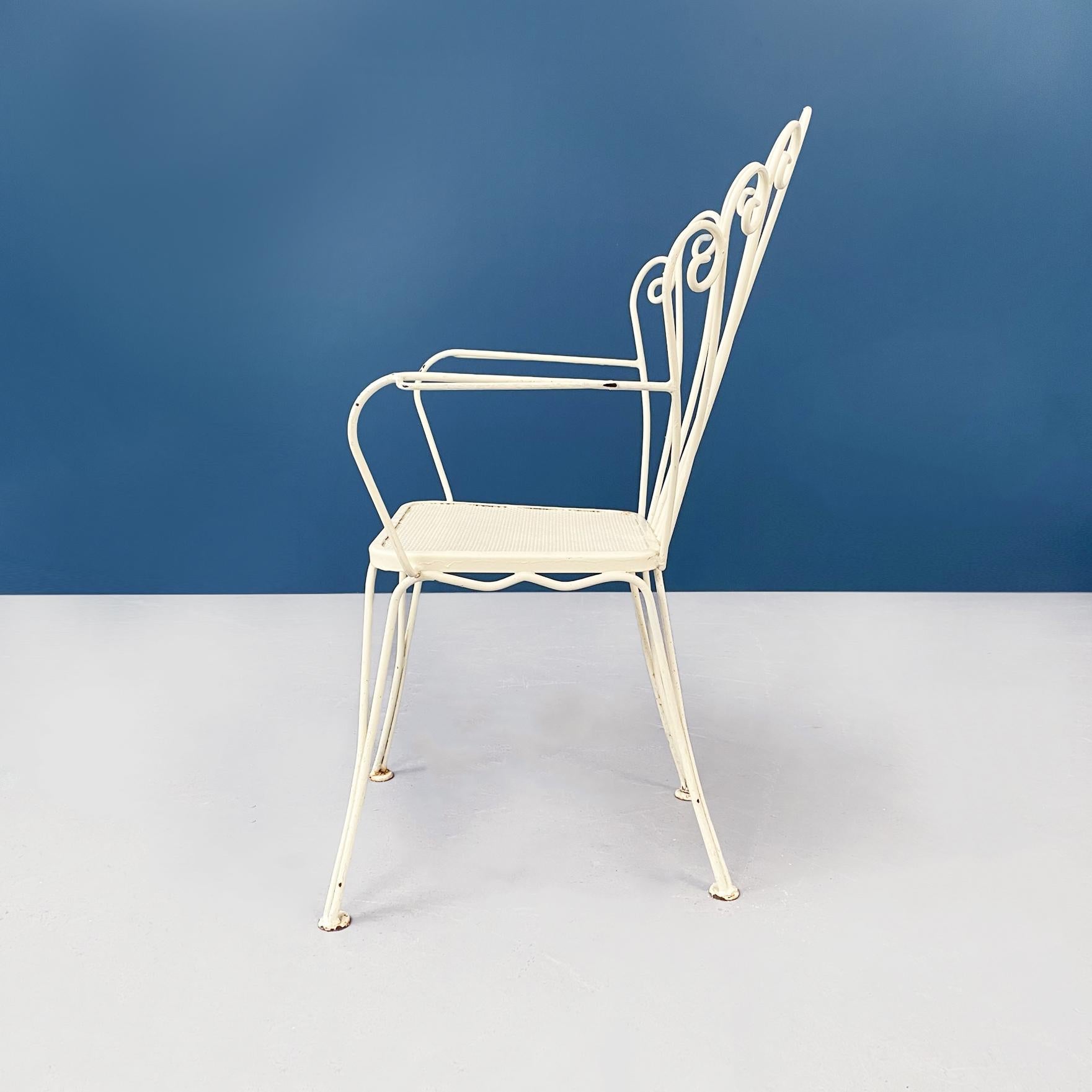 Italian Mid-Century Modern Garden Chairs and Table in White Wrought Iron, 1960s In Good Condition For Sale In MIlano, IT