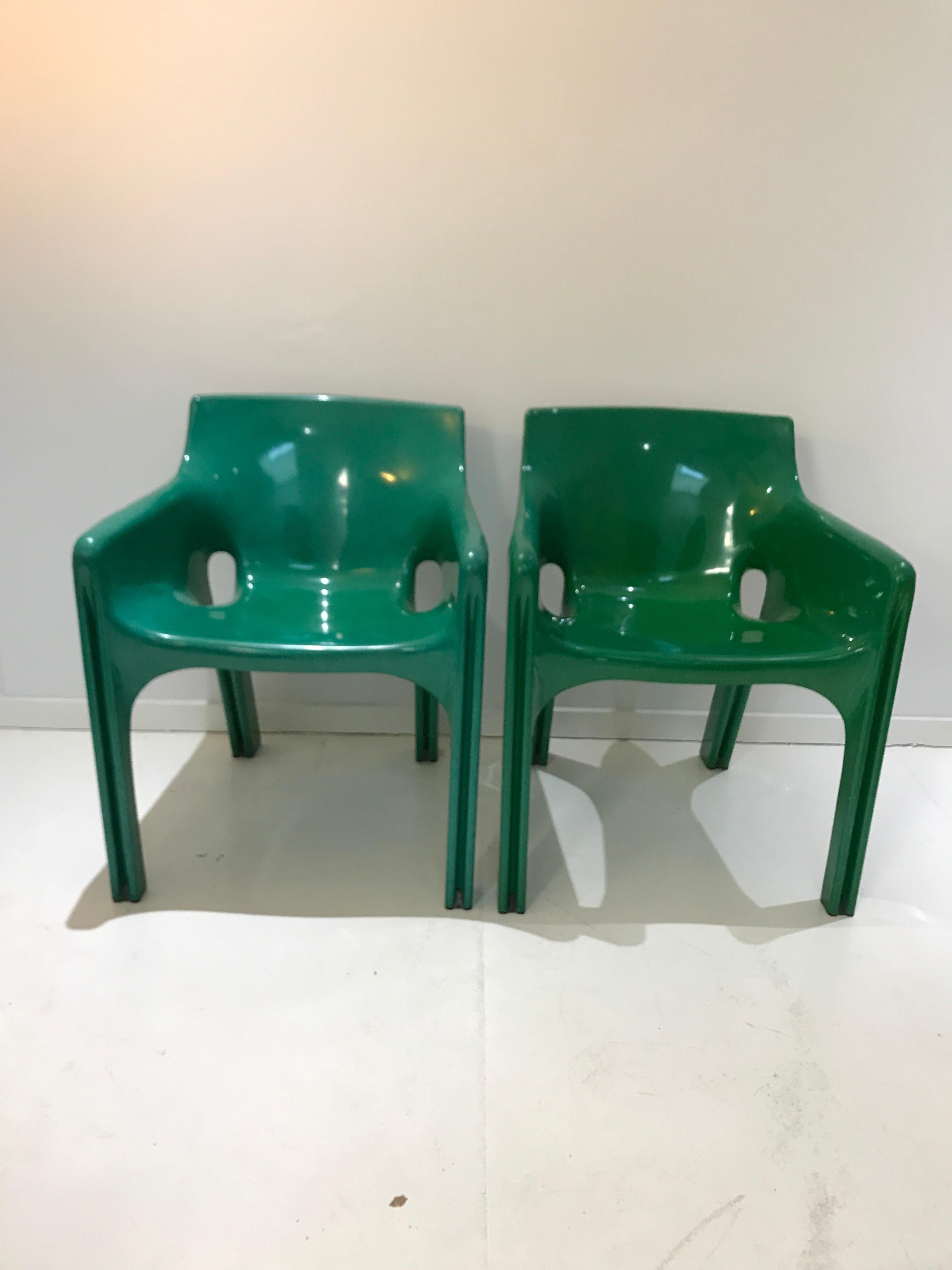 - Pair of model Gaudi chairs designed by Vico Magistretti
- Manufactured in Italy by Artemide in Milano
- Bright pea green color
- Good condition, both chairs have all their feet.