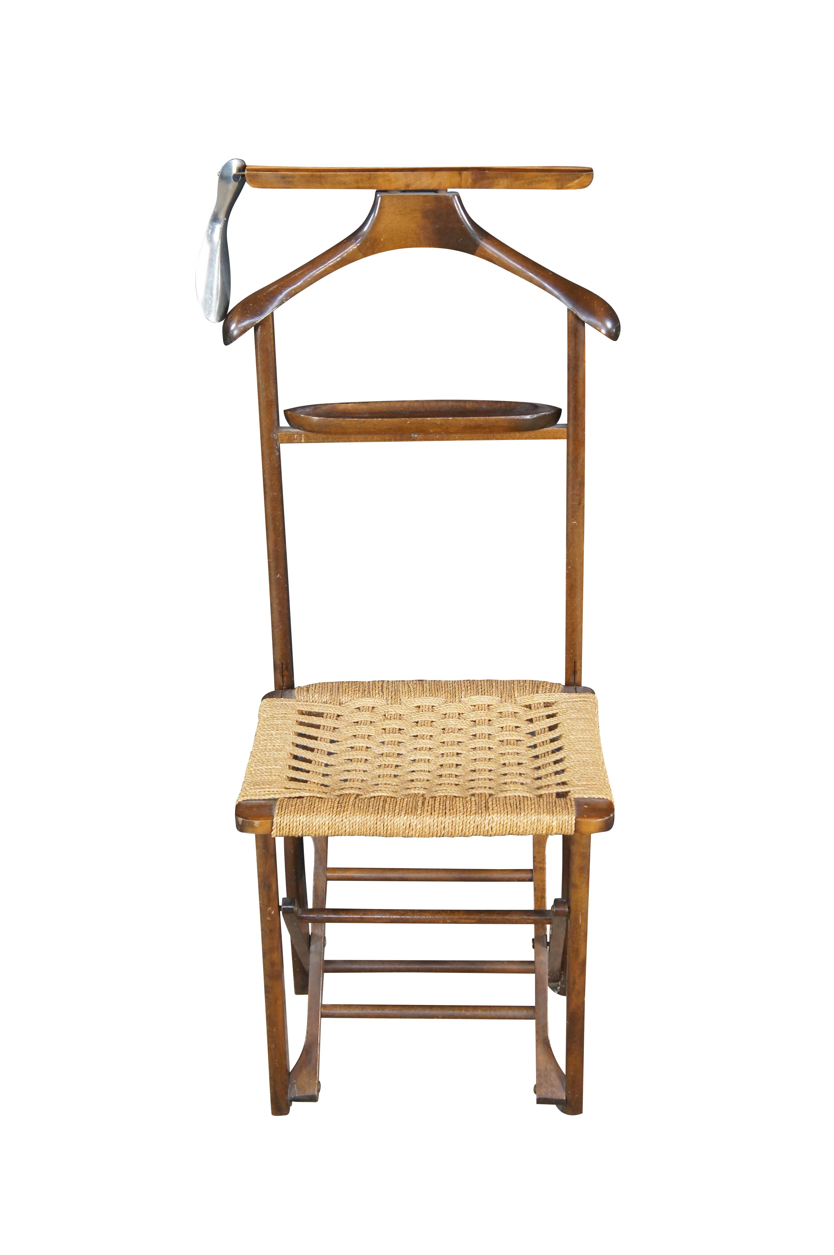 Valet de chambre en bouleau teinté du milieu du siècle avec assise en corde tressée. Comprend un plateau pour les boutons de manchette/le changement de poche et des tiges en laiton pour draper les cravates. C.1960. Attribué à Ico Parisi. Comprend